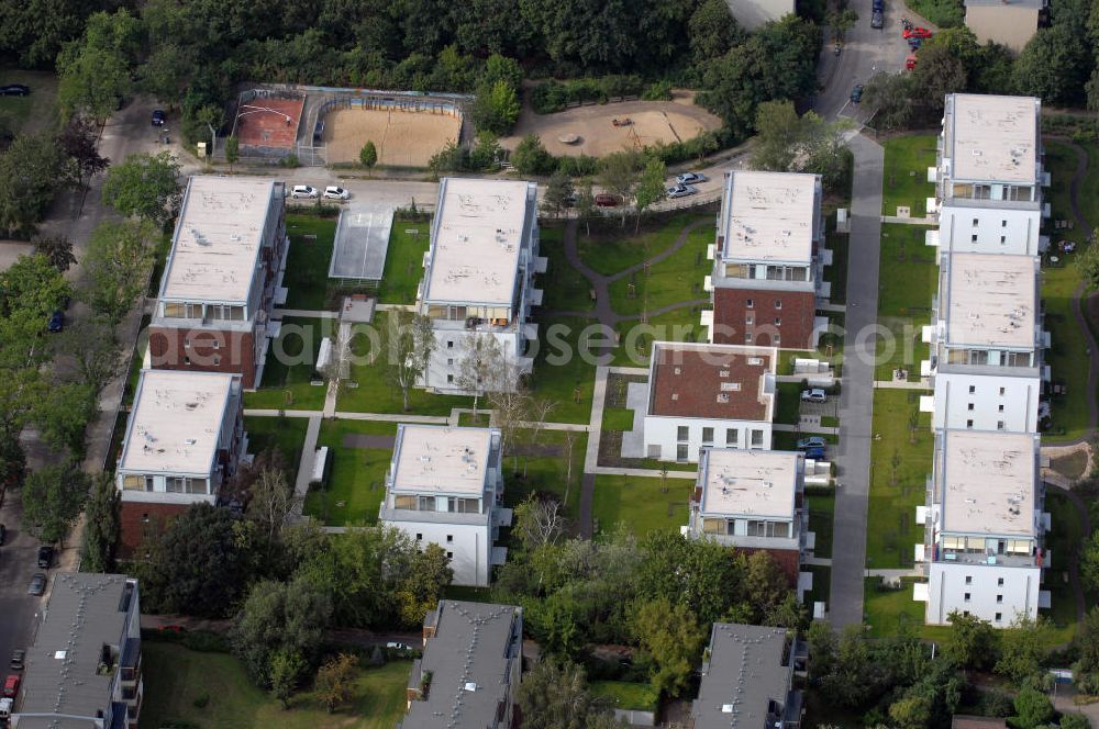 Aerial photograph Berlin - Blick auf das Seniorenwohnheim St. Teresa des petruswerk Katholische Wohnungsbau- und Siedlungsgesellschaft mbH an der Götzstraße 65 Ecke Felixstraße in 1299 Berlin - Tempelhof. Ansprechpartner Herr Han-Jörg Schmidt Tel.: 03081070745 schmidt@petruswerk.de