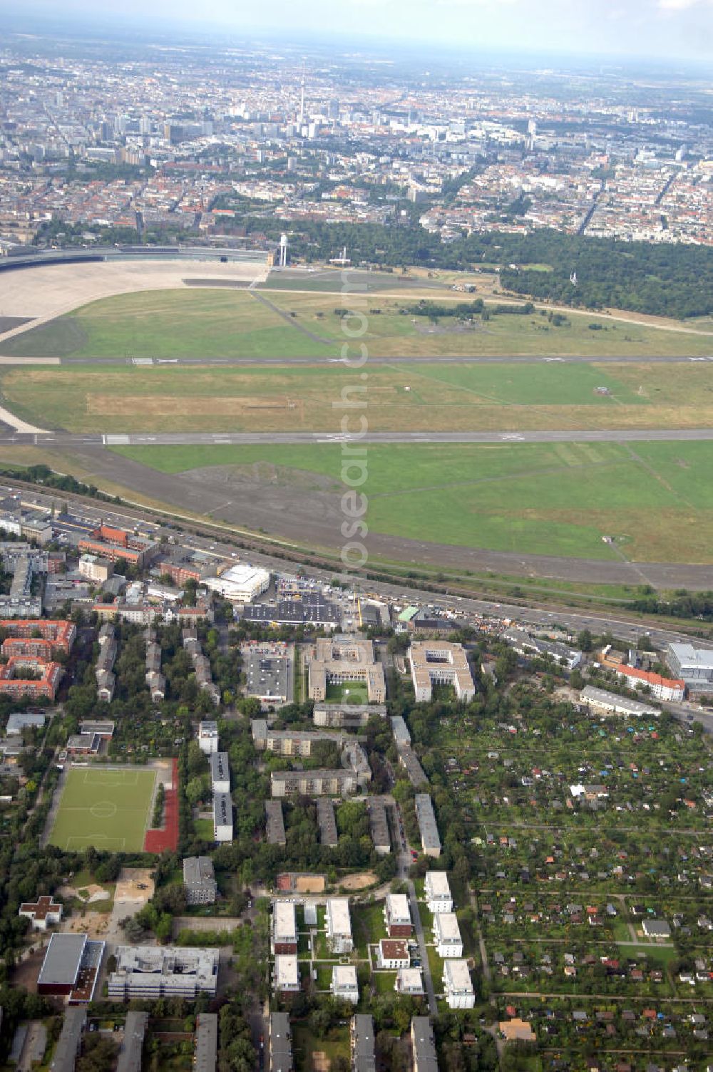 Berlin from above - Blick auf das Seniorenwohnheim St. Teresa des petruswerk Katholische Wohnungsbau- und Siedlungsgesellschaft mbH an der Götzstraße 65 Ecke Felixstraße in 1299 Berlin - Tempelhof. Ansprechpartner Herr Han-Jörg Schmidt Tel.: 03081070745 schmidt@petruswerk.de