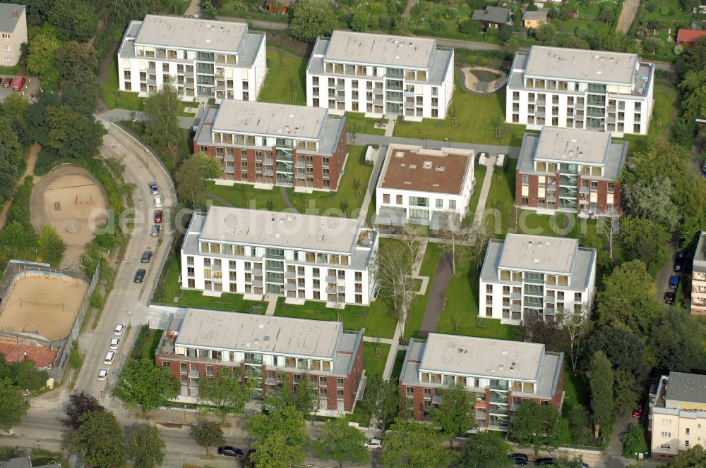 Berlin from above - Blick auf das Seniorenwohnheim St. Teresa des petruswerk Katholische Wohnungsbau- und Siedlungsgesellschaft mbH an der Götzstraße 65 Ecke Felixstraße in 1299 Berlin - Tempelhof. Ansprechpartner Herr Han-Jörg Schmidt Tel.: 03081070745 schmidt@petruswerk.de