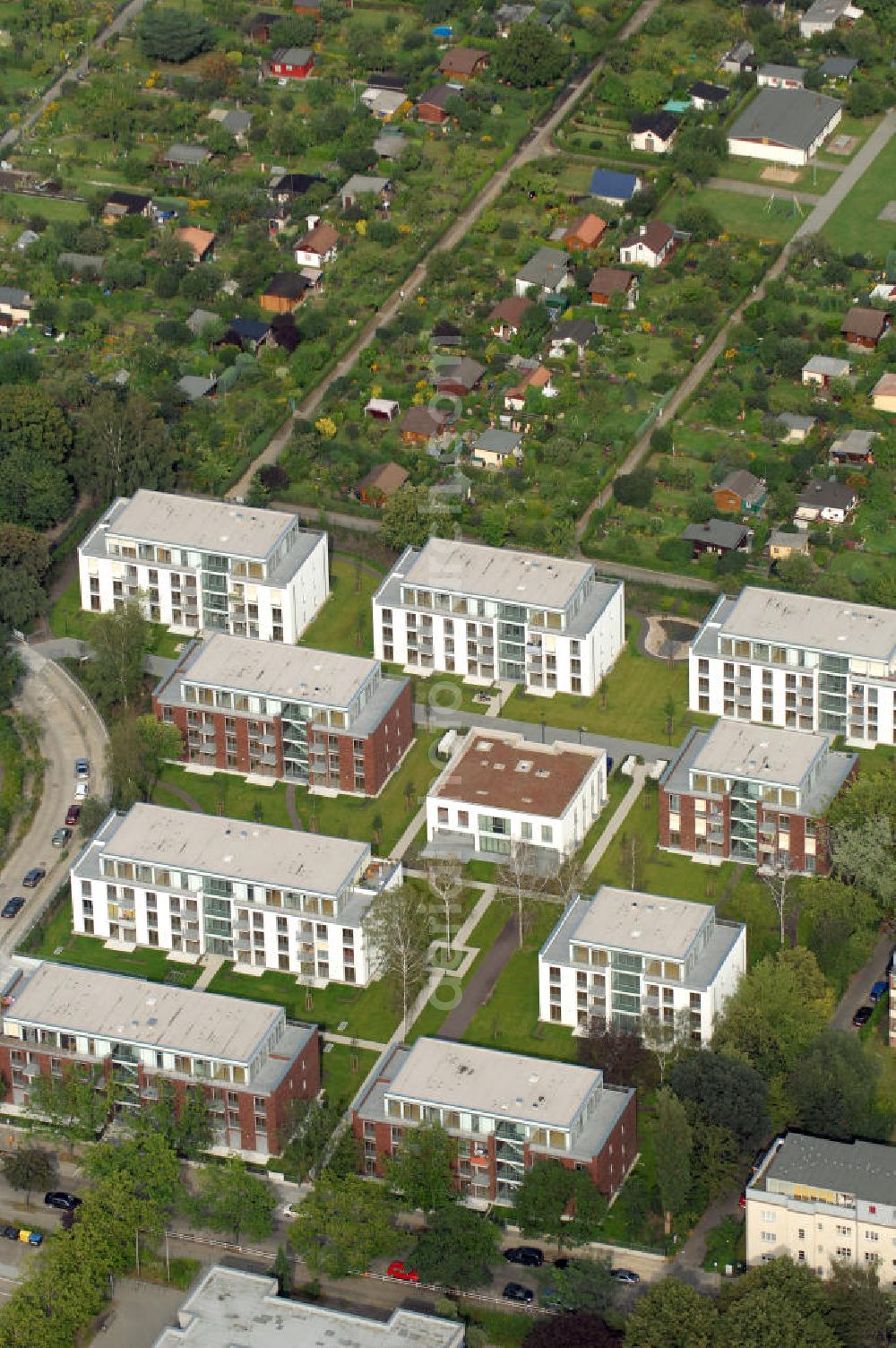 Aerial photograph Berlin - Blick auf das Seniorenwohnheim St. Teresa des petruswerk Katholische Wohnungsbau- und Siedlungsgesellschaft mbH an der Götzstraße 65 Ecke Felixstraße in 1299 Berlin - Tempelhof. Ansprechpartner Herr Han-Jörg Schmidt Tel.: 03081070745 schmidt@petruswerk.de