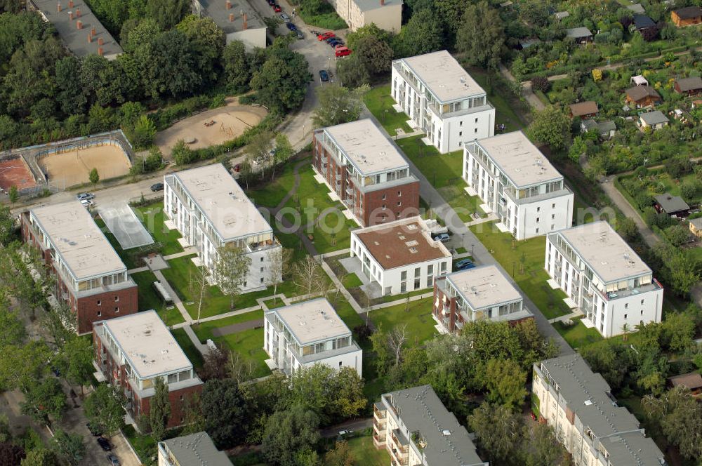 Berlin from above - Blick auf das Seniorenwohnheim St. Teresa des petruswerk Katholische Wohnungsbau- und Siedlungsgesellschaft mbH an der Götzstraße 65 Ecke Felixstraße in 1299 Berlin - Tempelhof. Ansprechpartner Herr Han-Jörg Schmidt Tel.: 03081070745 schmidt@petruswerk.de