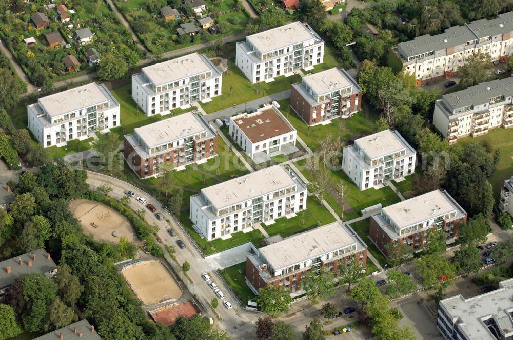 Berlin from the bird's eye view: Blick auf das Seniorenwohnheim St. Teresa des petruswerk Katholische Wohnungsbau- und Siedlungsgesellschaft mbH an der Götzstraße 65 Ecke Felixstraße in 1299 Berlin - Tempelhof. Ansprechpartner Herr Han-Jörg Schmidt Tel.: 03081070745 schmidt@petruswerk.de