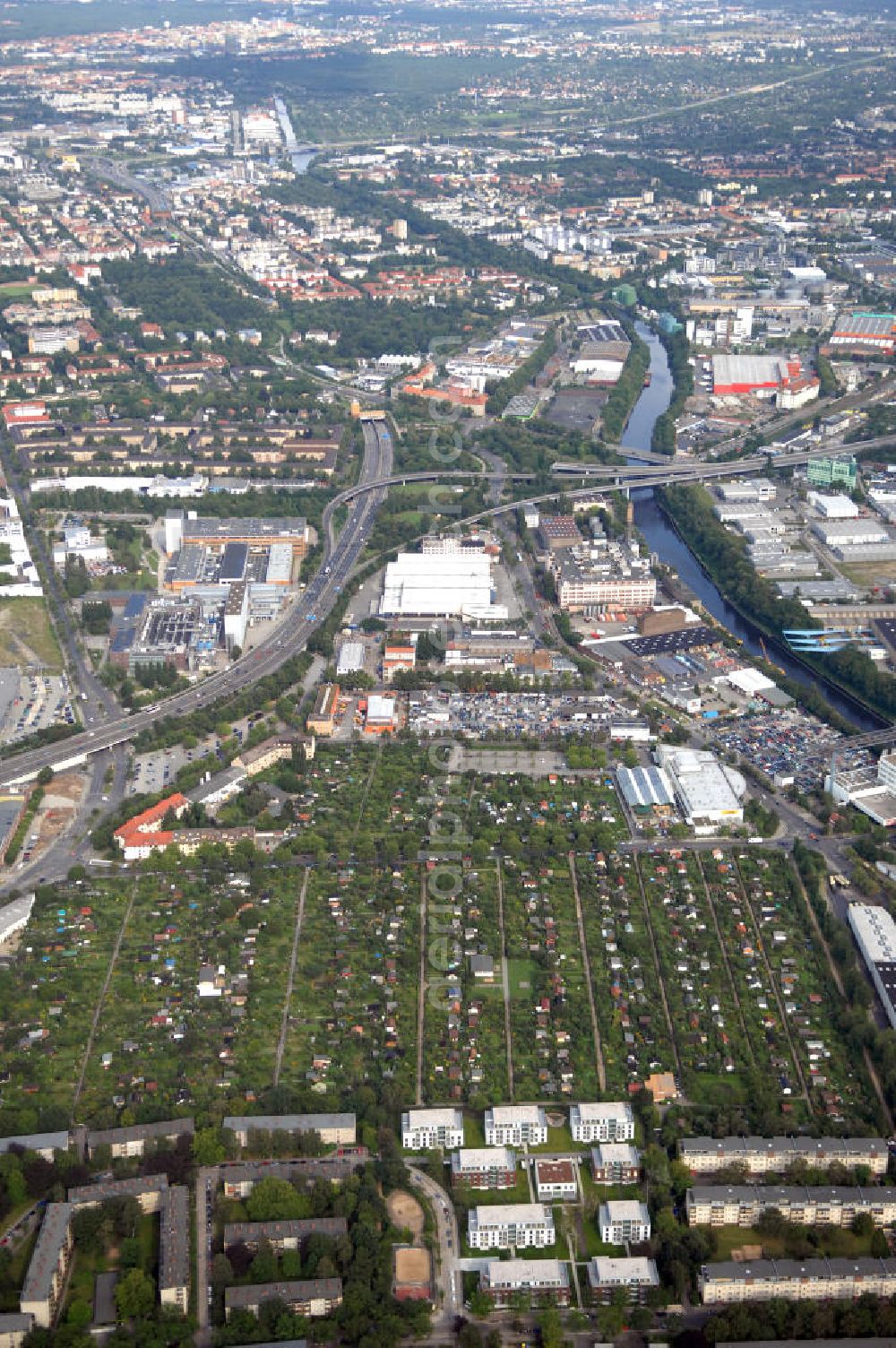 Aerial photograph Berlin - Blick auf das Seniorenwohnheim St. Teresa des petruswerk Katholische Wohnungsbau- und Siedlungsgesellschaft mbH an der Götzstraße 65 Ecke Felixstraße in 1299 Berlin - Tempelhof. Ansprechpartner Herr Han-Jörg Schmidt Tel.: 03081070745 schmidt@petruswerk.de