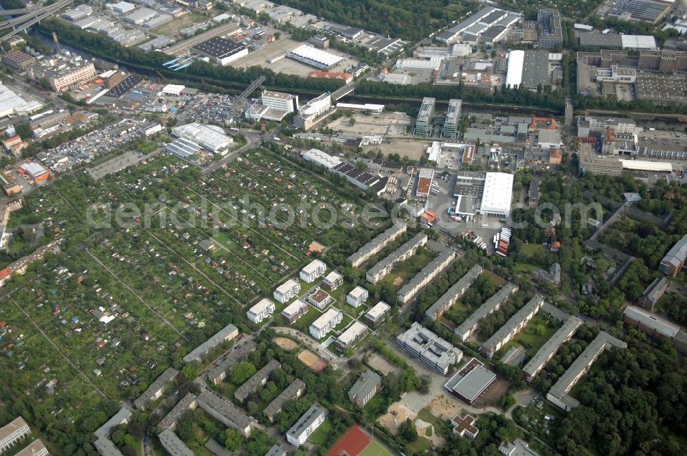 Berlin from above - Blick auf das Seniorenwohnheim St. Teresa des petruswerk Katholische Wohnungsbau- und Siedlungsgesellschaft mbH an der Götzstraße 65 Ecke Felixstraße in 1299 Berlin - Tempelhof. Ansprechpartner Herr Han-Jörg Schmidt Tel.: 03081070745 schmidt@petruswerk.de