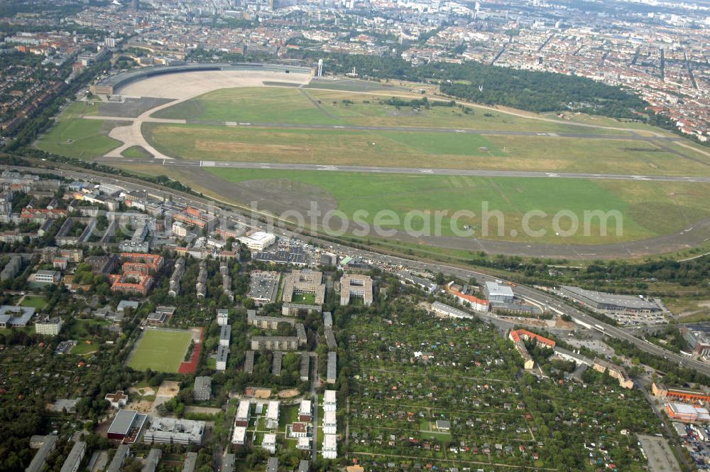 Berlin from the bird's eye view: Blick auf das Seniorenwohnheim St. Teresa des petruswerk Katholische Wohnungsbau- und Siedlungsgesellschaft mbH an der Götzstraße 65 Ecke Felixstraße in 1299 Berlin - Tempelhof. Ansprechpartner Herr Han-Jörg Schmidt Tel.: 03081070745 schmidt@petruswerk.de