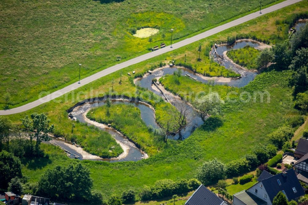 Aerial photograph Meschede - Serpentine curve of a river der Henne in Meschede in the state North Rhine-Westphalia, Germany