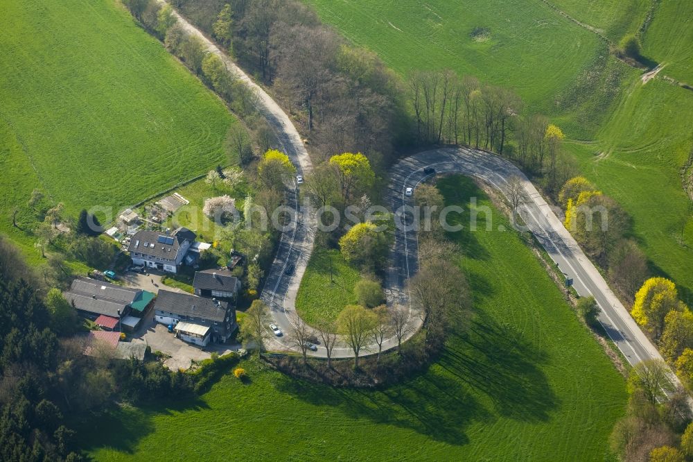 Velbert from the bird's eye view: Serpentine-shaped curve of a road guide in Velbert in the state North Rhine-Westphalia