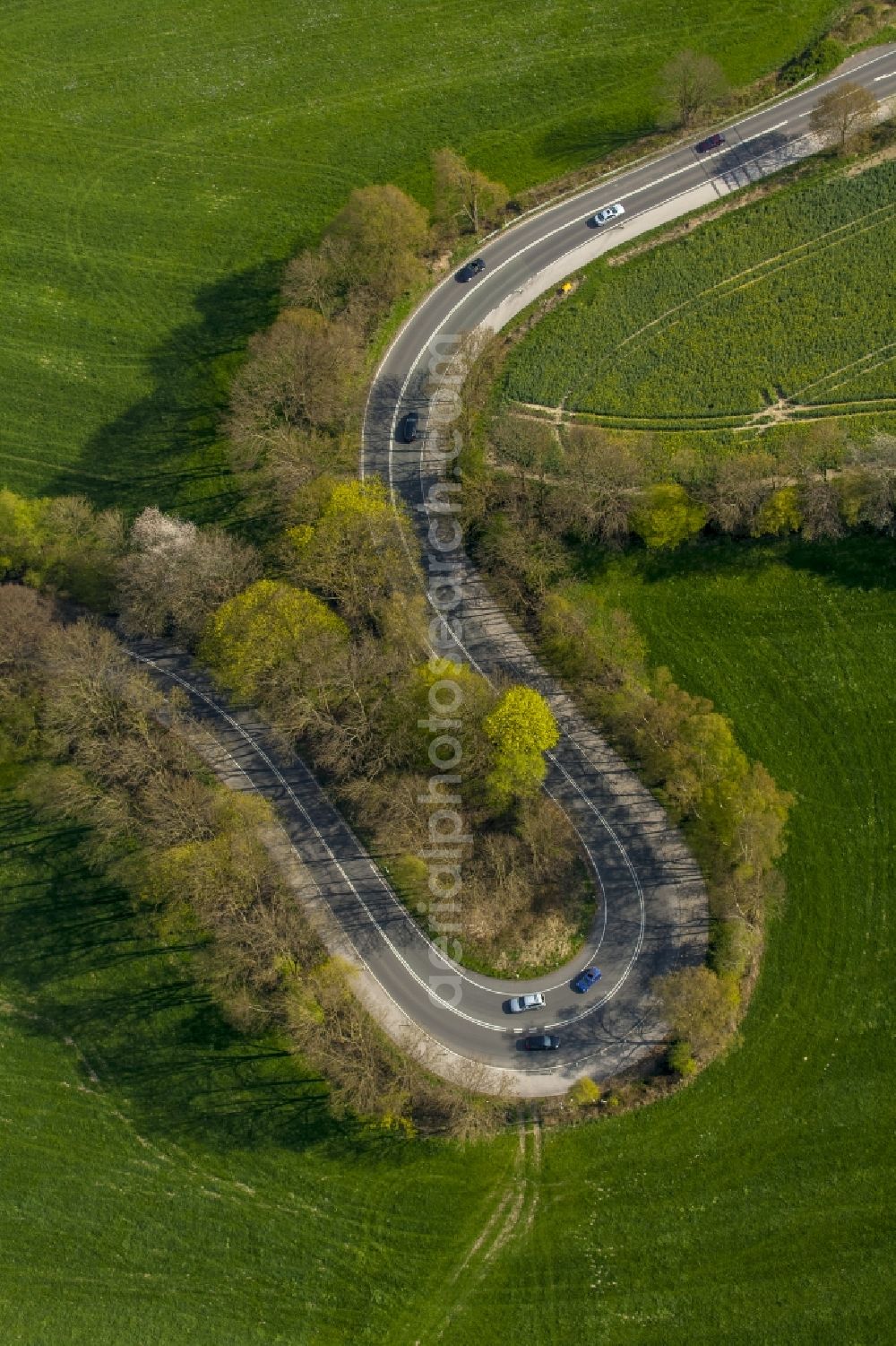 Aerial photograph Velbert - Serpentine-shaped curve of a road guide in Velbert in the state North Rhine-Westphalia