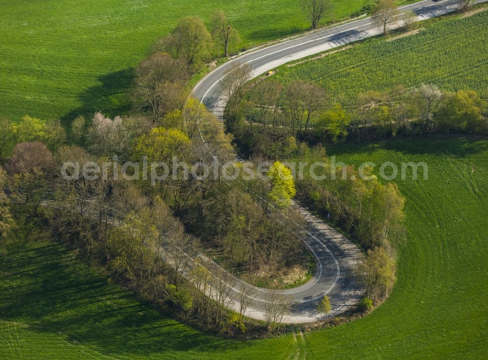 Velbert from the bird's eye view: Serpentine-shaped curve of a road guide in Velbert in the state North Rhine-Westphalia