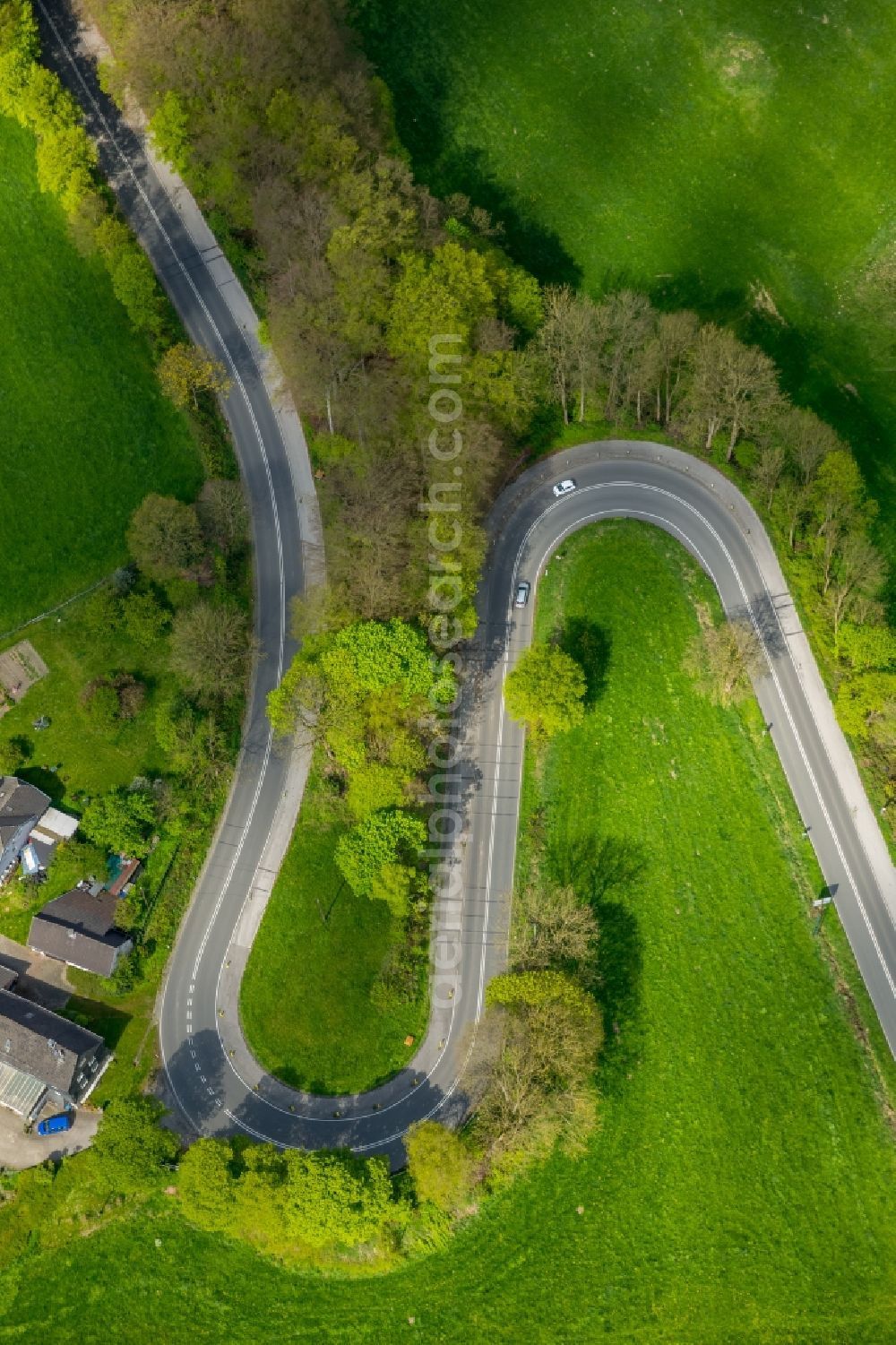 Velbert from the bird's eye view: Serpentine-shaped curve of a road guide in Velbert in the state North Rhine-Westphalia, Germany