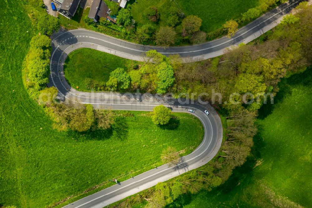 Aerial photograph Velbert - Serpentine-shaped curve of a road guide in Velbert in the state North Rhine-Westphalia, Germany