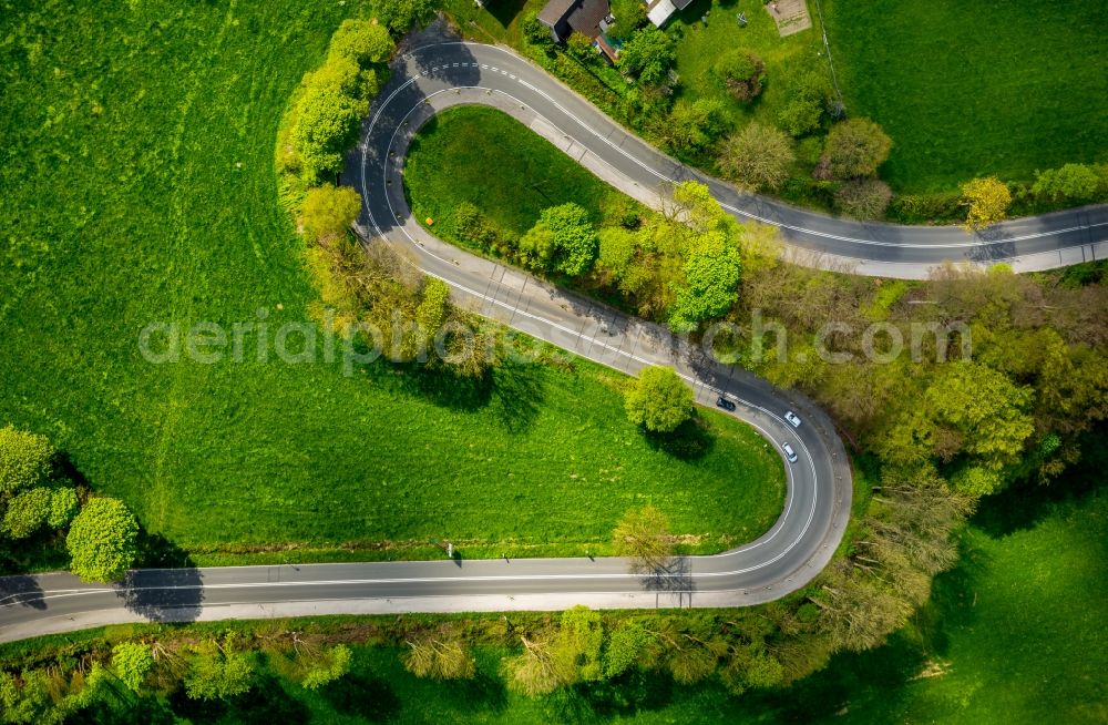 Velbert from the bird's eye view: Serpentine-shaped curve of a road guide in Velbert in the state North Rhine-Westphalia, Germany