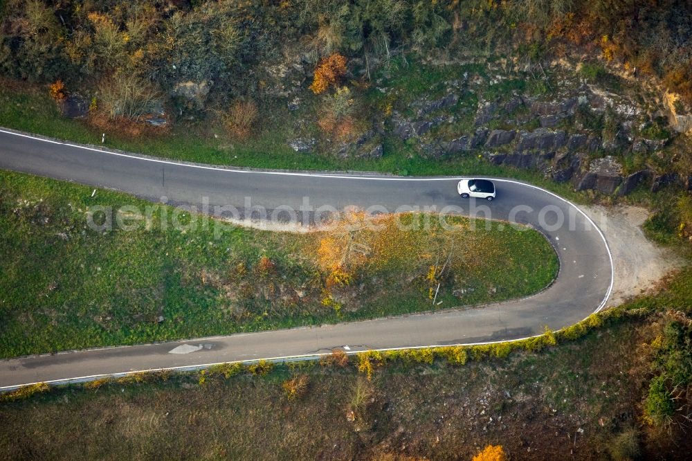 Oberwesel from the bird's eye view: Serpentine-shaped curve of a road guide in the vineyards in Oberwesel in the state Rhineland-Palatinate