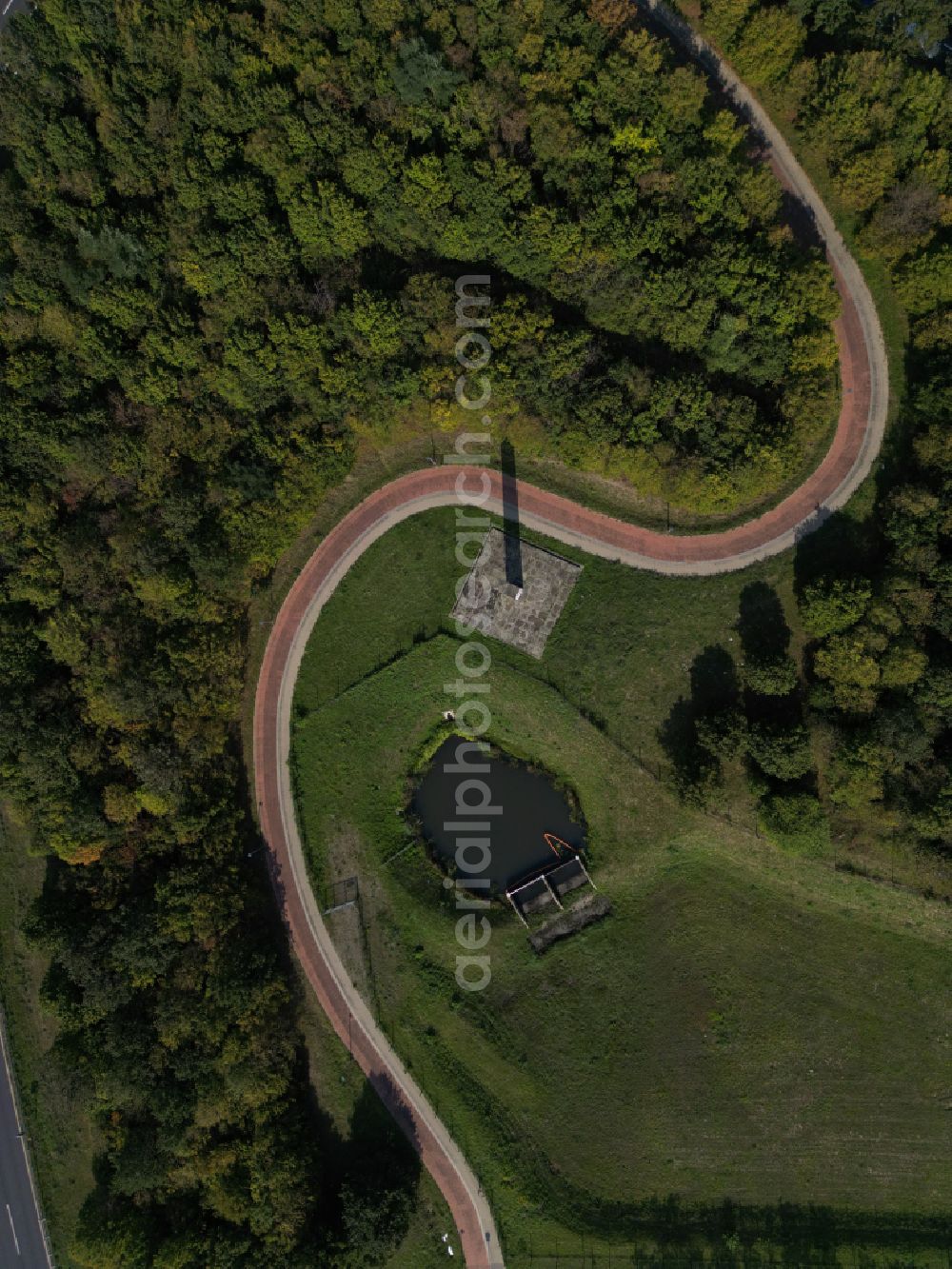 Aerial image Dresden - Serpentine-shaped curve of a road guide of Fahrradweges on Autobahn-Obelisk on street Washingtonstrasse in the district Kaditz in Dresden in the state Saxony, Germany