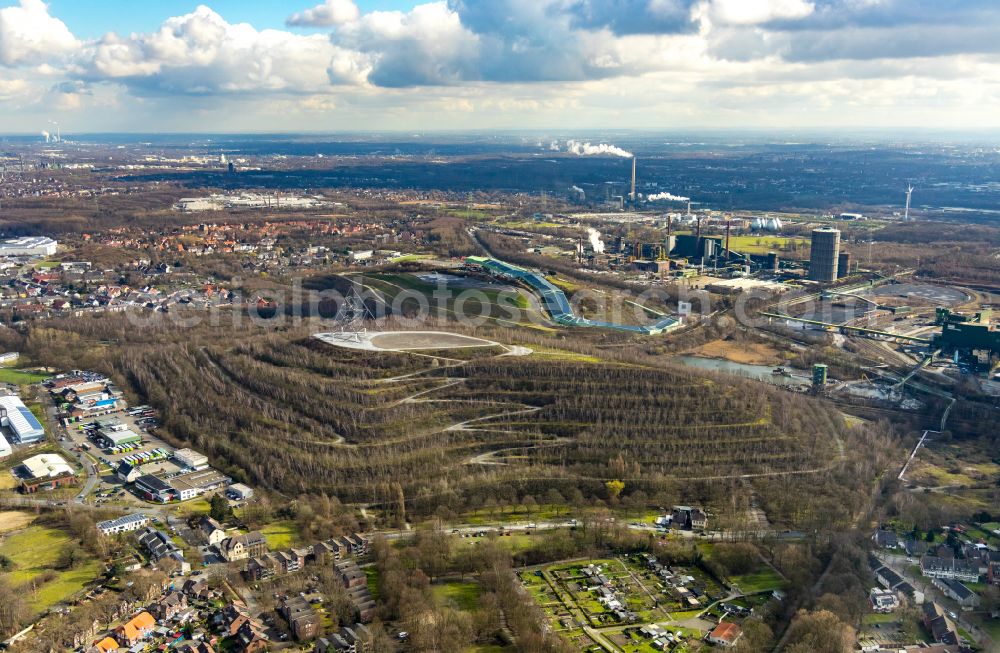 Bottrop from the bird's eye view: Serpentine curve of a route to the heap on the Beckstrasse in Bottrop in the state of North Rhine-Westphalia, Germany