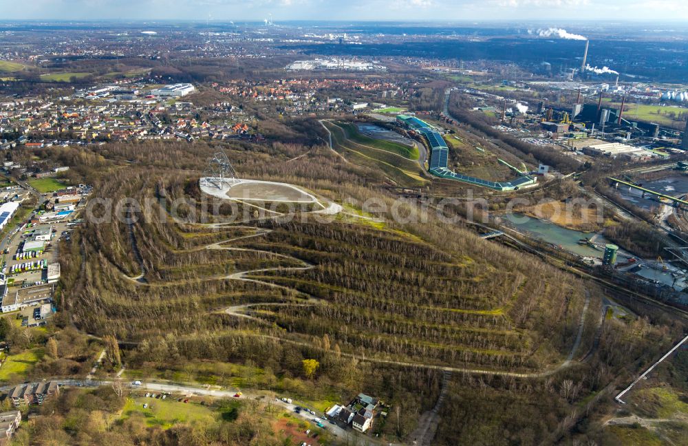 Aerial photograph Bottrop - Serpentine curve of a route to the heap on the Beckstrasse in Bottrop in the state of North Rhine-Westphalia, Germany