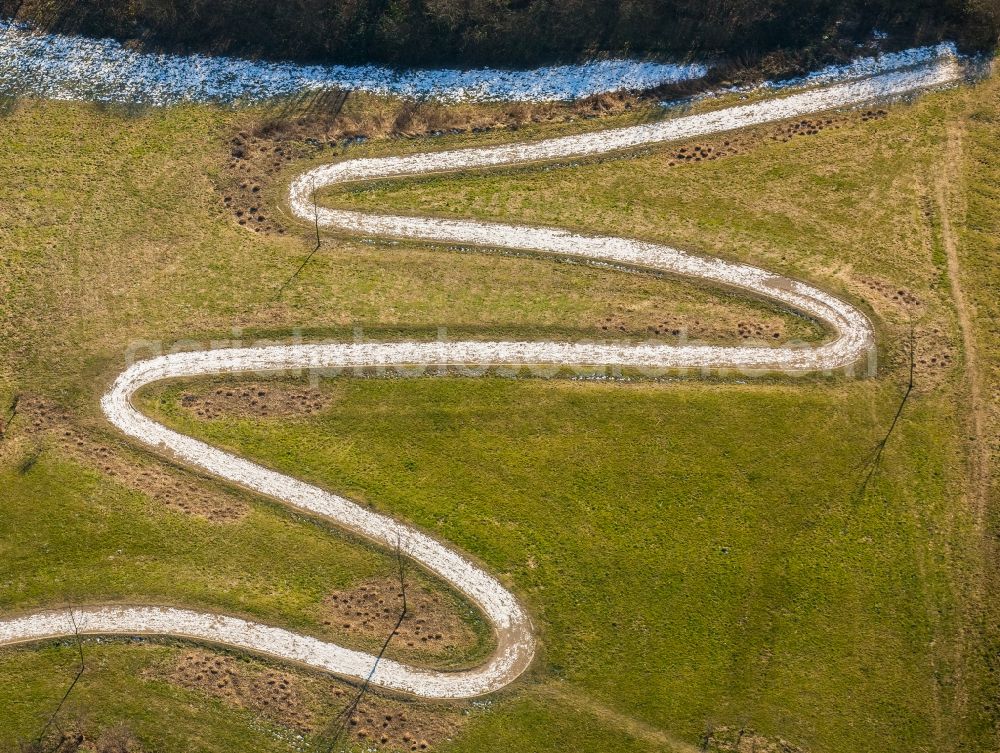 Aerial photograph Heiligenhaus - Serpentine-shaped curve of a road guide in Heiligenhaus in the state North Rhine-Westphalia