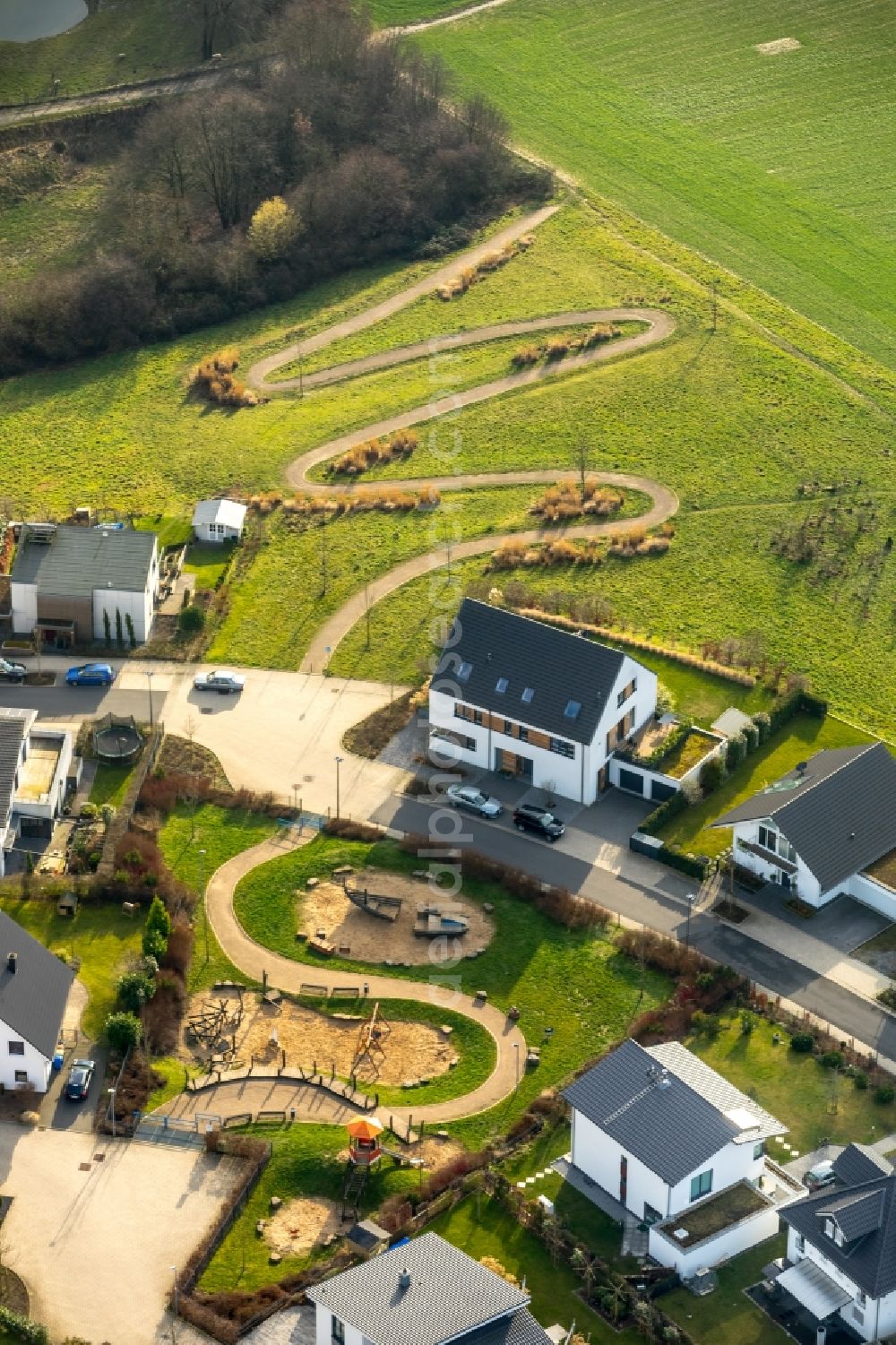 Aerial image Heiligenhaus - Serpentine-shaped curve of a road guide in Heiligenhaus in the state North Rhine-Westphalia