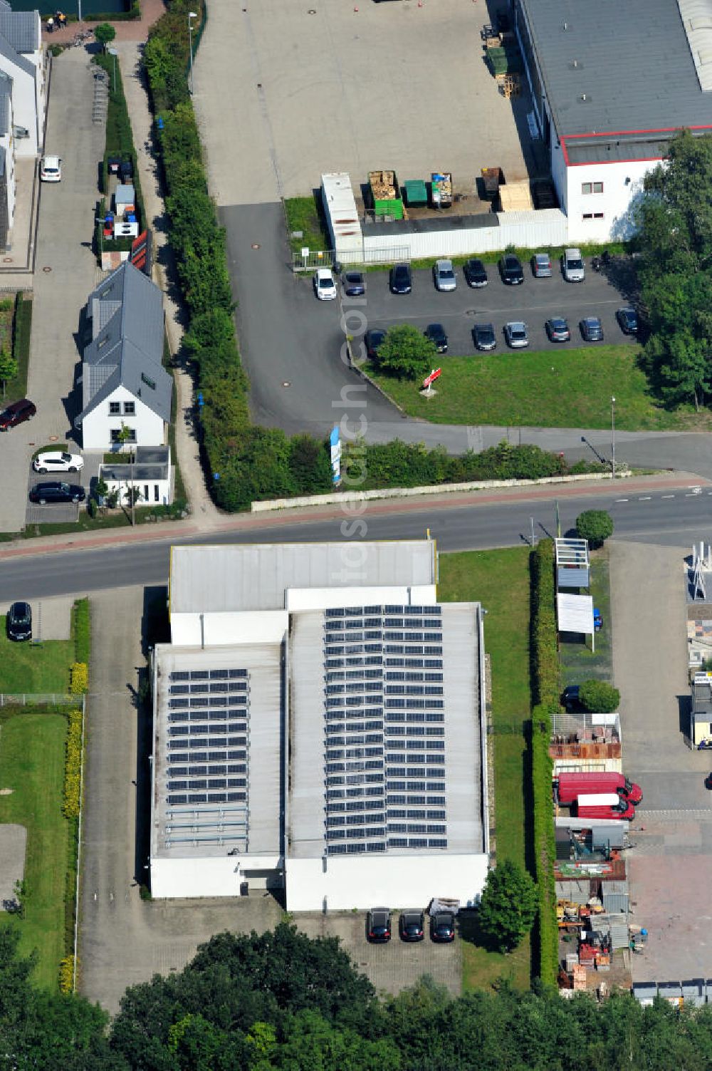 Bergkamen - Rünthe from the bird's eye view: Schulungsgebäude mit Schulungswerkstatt Service Training Opel in Bergkamen in Nordrhein-Westfalen / North Rhine-Westphalia. Ein Projekt der Unternehmensgruppe Markus Gerold.