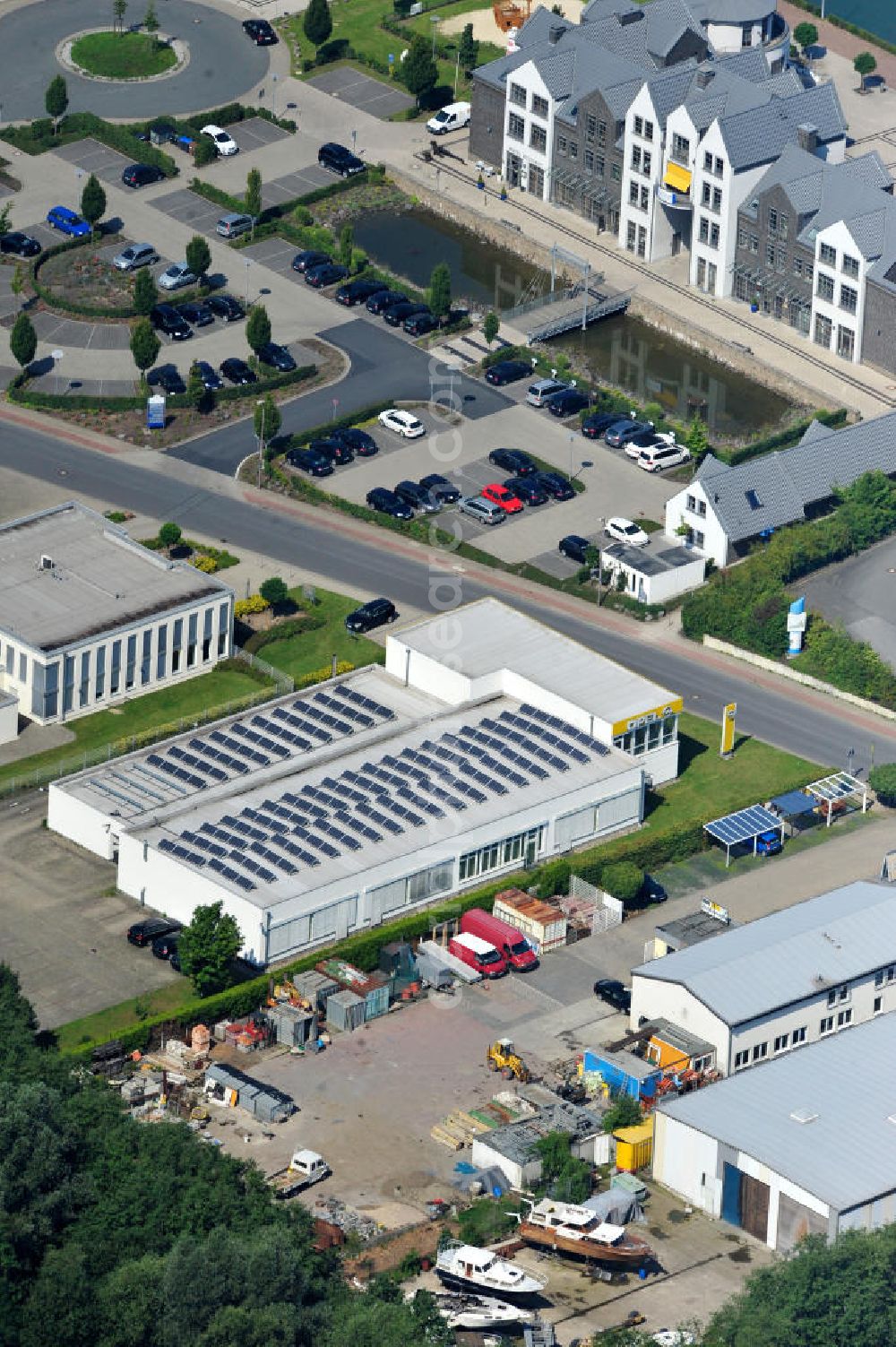 Aerial image Bergkamen - Rünthe - Schulungsgebäude mit Schulungswerkstatt Service Training Opel in Bergkamen in Nordrhein-Westfalen / North Rhine-Westphalia. Ein Projekt der Unternehmensgruppe Markus Gerold.