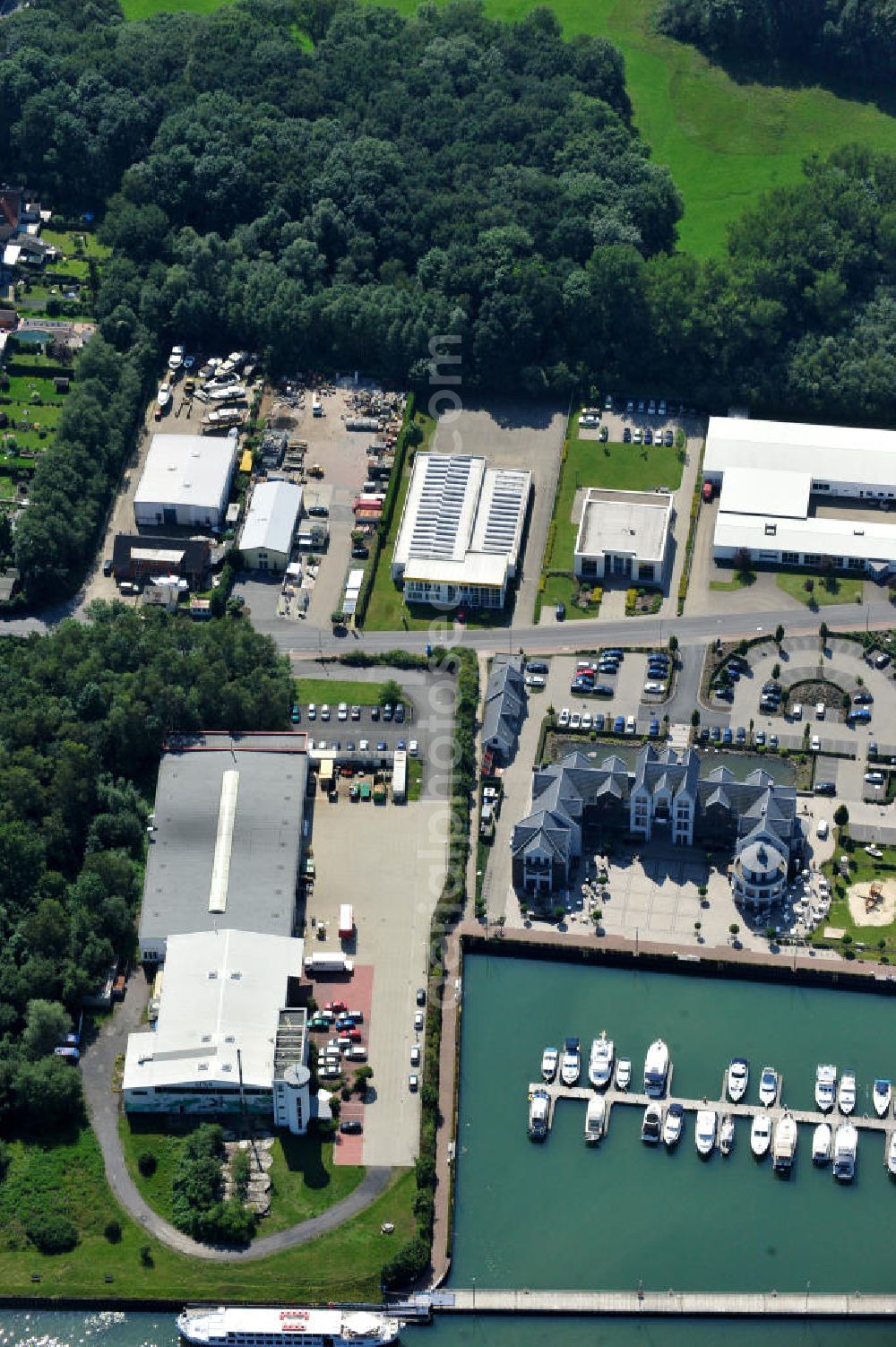 Bergkamen - Rünthe from above - Schulungsgebäude mit Schulungswerkstatt Service Training Opel in Bergkamen in Nordrhein-Westfalen / North Rhine-Westphalia. Ein Projekt der Unternehmensgruppe Markus Gerold.