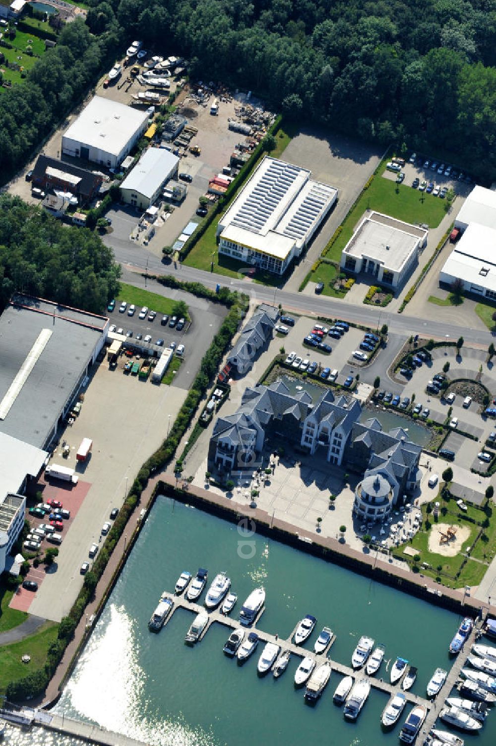 Bergkamen - Rünthe from the bird's eye view: Schulungsgebäude mit Schulungswerkstatt Service Training Opel in Bergkamen in Nordrhein-Westfalen / North Rhine-Westphalia. Ein Projekt der Unternehmensgruppe Markus Gerold.