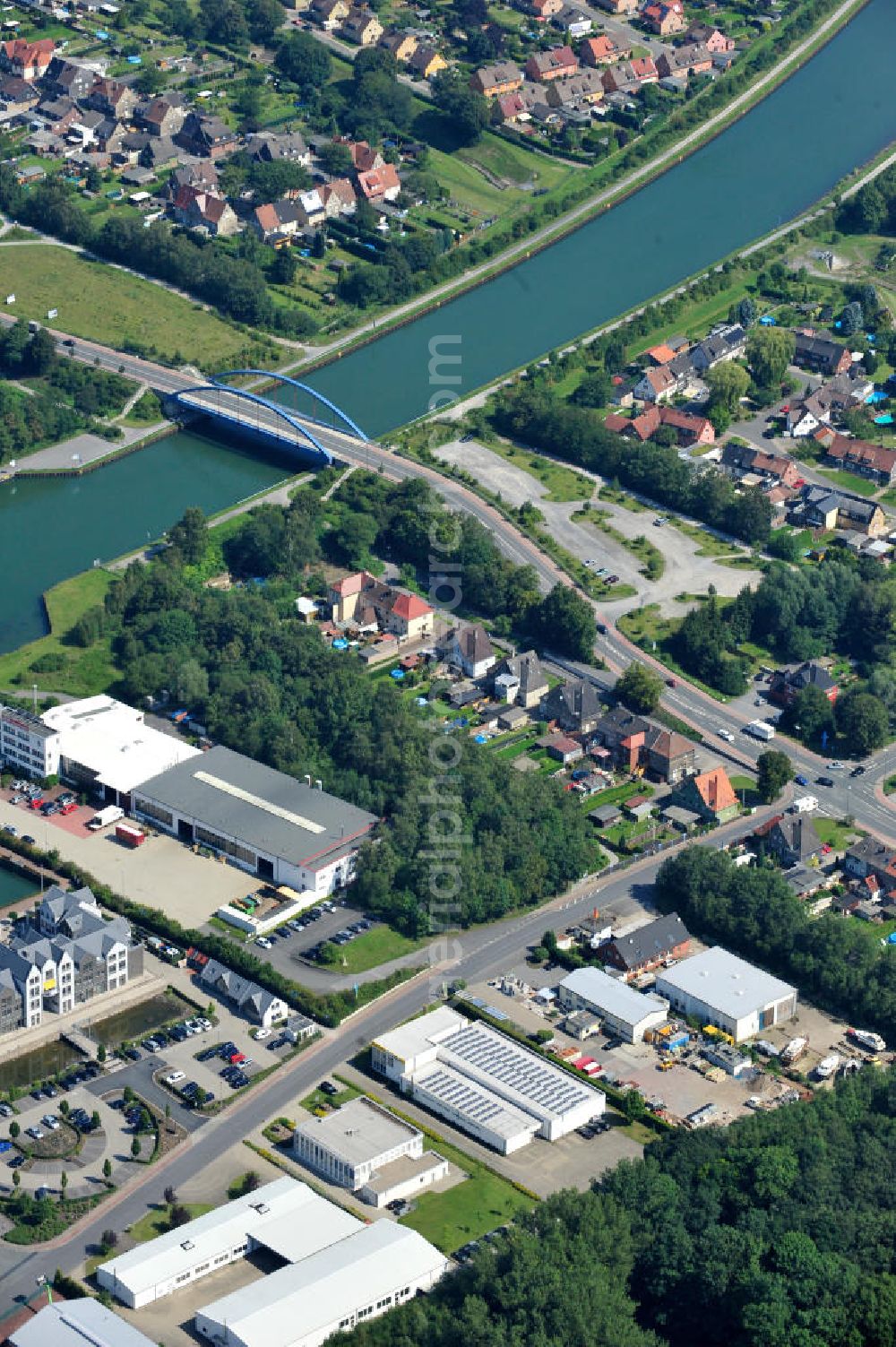 Bergkamen - Rünthe from above - Schulungsgebäude mit Schulungswerkstatt Service Training Opel in Bergkamen in Nordrhein-Westfalen / North Rhine-Westphalia. Ein Projekt der Unternehmensgruppe Markus Gerold.