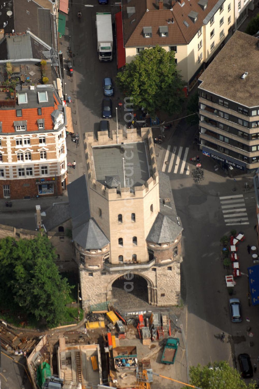 Köln from the bird's eye view: Blick auf die Severinstorburg, benannt nach der Pfarrei St. Severinus. Die Severinstorburg ist eine von vier erhalten gebliebenen Stadttorburgen der mittelalterlichen Stadtmauer von Köln und das Wahrzeichen des Severinsviertels in Köln und ein exzellentes Beispiel mittelalterlicher Befestigungsbaukunst. Die Baustelle im Vordergrund gehört zum U-Bahnbau. Die Bauaufsicht wurde im August 2009 der KVB entzogen und an die Düsseldorfer Ingenieurgesellschaft Spiekemann übergeben, nachdem im März 2009 in Folge des U-Bahnbaus das Kölner Stadtarchiv eingestürzt war.