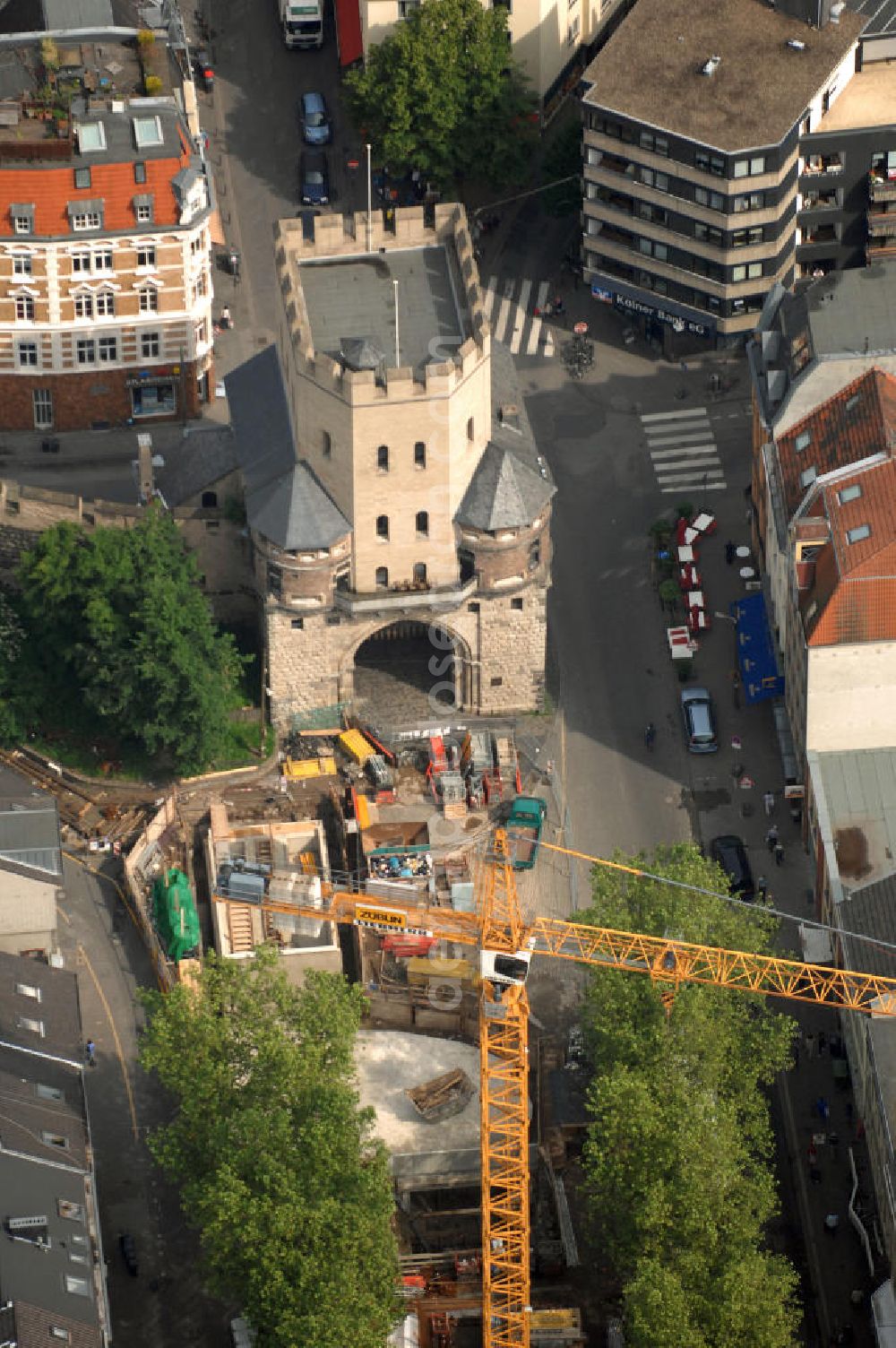 Aerial image Köln - Blick auf die Severinstorburg, benannt nach der Pfarrei St. Severinus. Die Severinstorburg ist eine von vier erhalten gebliebenen Stadttorburgen der mittelalterlichen Stadtmauer von Köln und das Wahrzeichen des Severinsviertels in Köln und ein exzellentes Beispiel mittelalterlicher Befestigungsbaukunst. Die Baustelle im Vordergrund gehört zum U-Bahnbau. Die Bauaufsicht wurde im August 2009 der KVB entzogen und an die Düsseldorfer Ingenieurgesellschaft Spiekemann übergeben, nachdem im März 2009 in Folge des U-Bahnbaus das Kölner Stadtarchiv eingestürzt war.