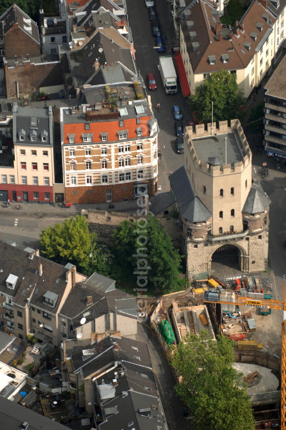 Aerial photograph Köln - Blick auf die Severinstorburg, benannt nach der Pfarrei St. Severinus. Die Severinstorburg ist eine von vier erhalten gebliebenen Stadttorburgen der mittelalterlichen Stadtmauer von Köln und das Wahrzeichen des Severinsviertels in Köln und ein exzellentes Beispiel mittelalterlicher Befestigungsbaukunst. Die Baustelle im Vordergrund gehört zum U-Bahnbau. Die Bauaufsicht wurde im August 2009 der KVB entzogen und an die Düsseldorfer Ingenieurgesellschaft Spiekemann übergeben, nachdem im März 2009 in Folge des U-Bahnbaus das Kölner Stadtarchiv eingestürzt war.