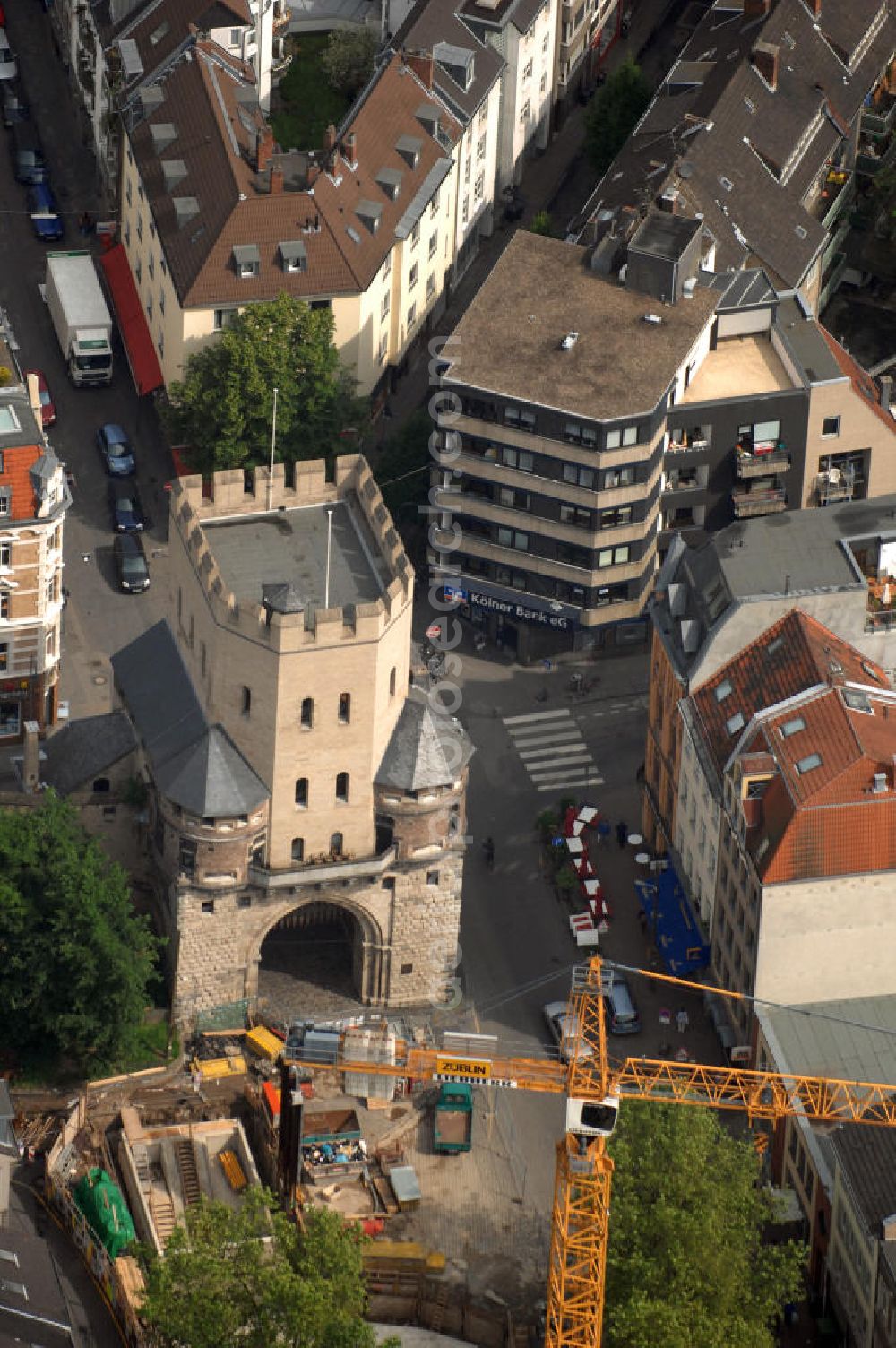 Köln from above - Blick auf die Severinstorburg, benannt nach der Pfarrei St. Severinus. Die Severinstorburg ist eine von vier erhalten gebliebenen Stadttorburgen der mittelalterlichen Stadtmauer von Köln und das Wahrzeichen des Severinsviertels in Köln und ein exzellentes Beispiel mittelalterlicher Befestigungsbaukunst. Die Baustelle im Vordergrund gehört zum U-Bahnbau. Die Bauaufsicht wurde im August 2009 der KVB entzogen und an die Düsseldorfer Ingenieurgesellschaft Spiekemann übergeben, nachdem im März 2009 in Folge des U-Bahnbaus das Kölner Stadtarchiv eingestürzt war.