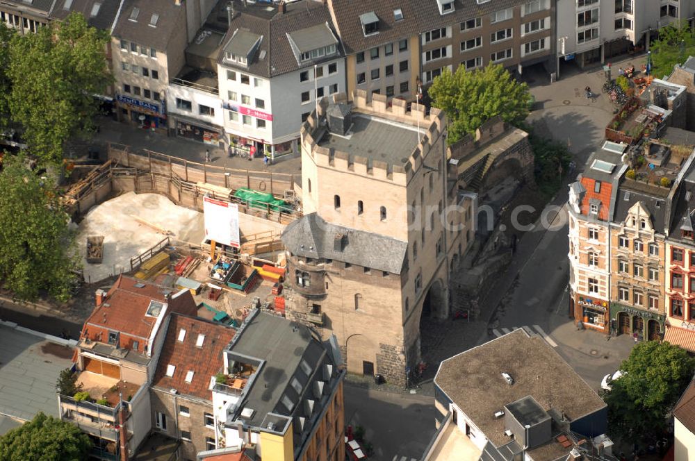 Köln from the bird's eye view: Blick auf die Severinstorburg, benannt nach der Pfarrei St. Severinus. Die Severinstorburg ist eine von vier erhalten gebliebenen Stadttorburgen der mittelalterlichen Stadtmauer von Köln und das Wahrzeichen des Severinsviertels in Köln und ein exzellentes Beispiel mittelalterlicher Befestigungsbaukunst. Die Baustelle links im Bild gehört zum U-Bahnbau. Die Bauaufsicht wurde im August 2009 der KVB entzogen und an die Düsseldorfer Ingenieurgesellschaft Spiekemann übergeben, nachdem im März 2009 in Folge des U-Bahnbaus das Kölner Stadtarchiv eingestürzt war.