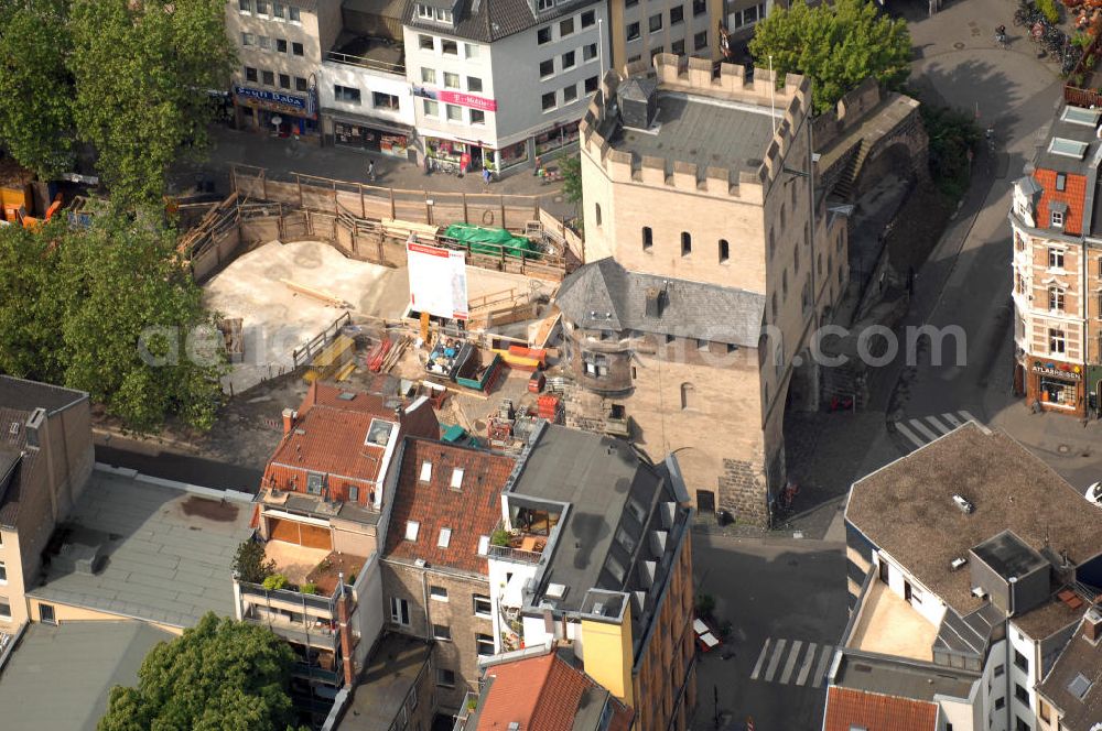 Aerial image Köln - Blick auf die Severinstorburg, benannt nach der Pfarrei St. Severinus. Die Severinstorburg ist eine von vier erhalten gebliebenen Stadttorburgen der mittelalterlichen Stadtmauer von Köln und das Wahrzeichen des Severinsviertels in Köln und ein exzellentes Beispiel mittelalterlicher Befestigungsbaukunst. Die Baustelle links im Bild gehört zum U-Bahnbau. Die Bauaufsicht wurde im August 2009 der KVB entzogen und an die Düsseldorfer Ingenieurgesellschaft Spiekemann übergeben, nachdem im März 2009 in Folge des U-Bahnbaus das Kölner Stadtarchiv eingestürzt war.