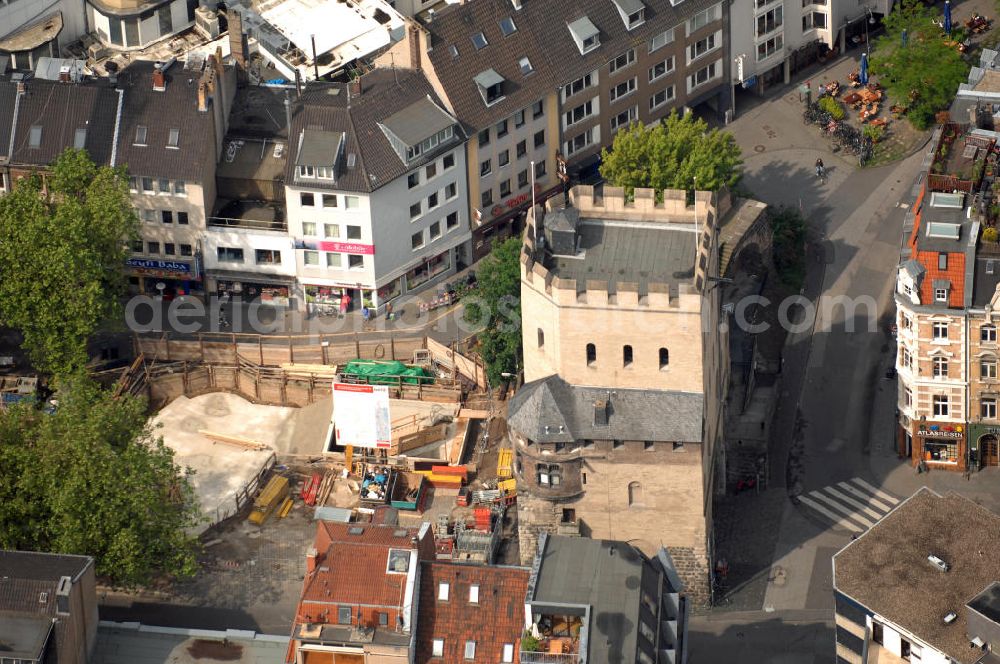 Aerial photograph Köln - Blick auf die Severinstorburg, benannt nach der Pfarrei St. Severinus. Die Severinstorburg ist eine von vier erhalten gebliebenen Stadttorburgen der mittelalterlichen Stadtmauer von Köln und das Wahrzeichen des Severinsviertels in Köln und ein exzellentes Beispiel mittelalterlicher Befestigungsbaukunst. Die Baustelle links im Bild gehört zum U-Bahnbau. Die Bauaufsicht wurde im August 2009 der KVB entzogen und an die Düsseldorfer Ingenieurgesellschaft Spiekemann übergeben, nachdem im März 2009 in Folge des U-Bahnbaus das Kölner Stadtarchiv eingestürzt war.