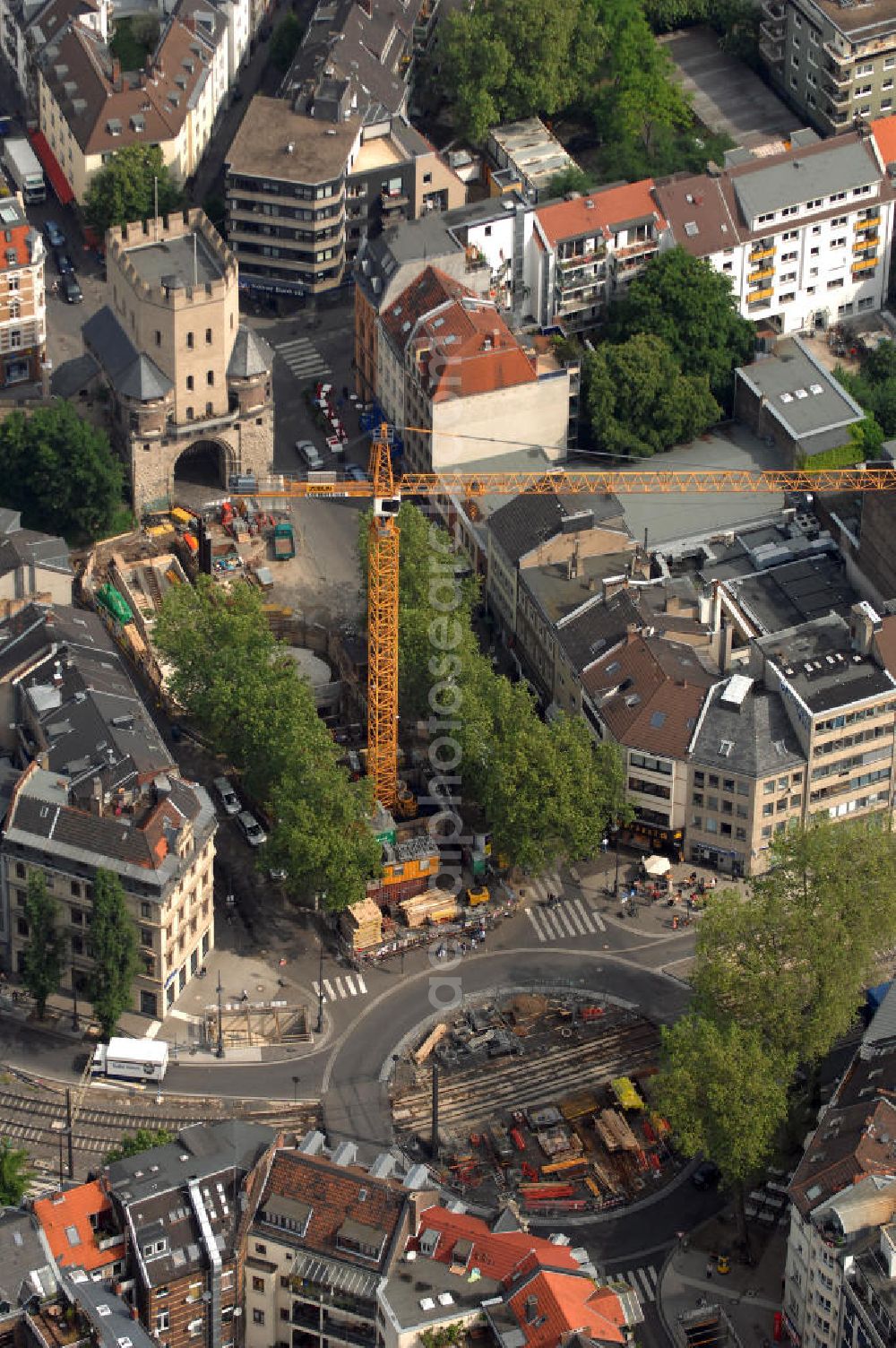 Köln from above - Blick auf den Kreisverkehr an der U-Bahnhaltestelle Chlodwigplatz. Hier treffen sich Karolingerring, Ubierring und Bonner Straße. Mit auf dem Bild ist die Severinstorburg, benannt nach der Pfarrei St. Severinus. Die Severinstorburg ist eine von vier erhalten gebliebenen Stadttorburgen der mittelalterlichen Stadtmauer von Köln und das Wahrzeichen des Severinsviertels in Köln und ein exzellentes Beispiel mittelalterlicher Befestigungsbaukunst. Die Baustelle im Vordergrund gehört zum U-Bahnbau. Die Bauaufsicht wurde im August 2009 der KVB entzogen und an die Düsseldorfer Ingenieurgesellschaft Spiekemann übergeben, nachdem im März 2009 in Folge des U-Bahnbaus das Kölner Stadtarchiv eingestürzt war.