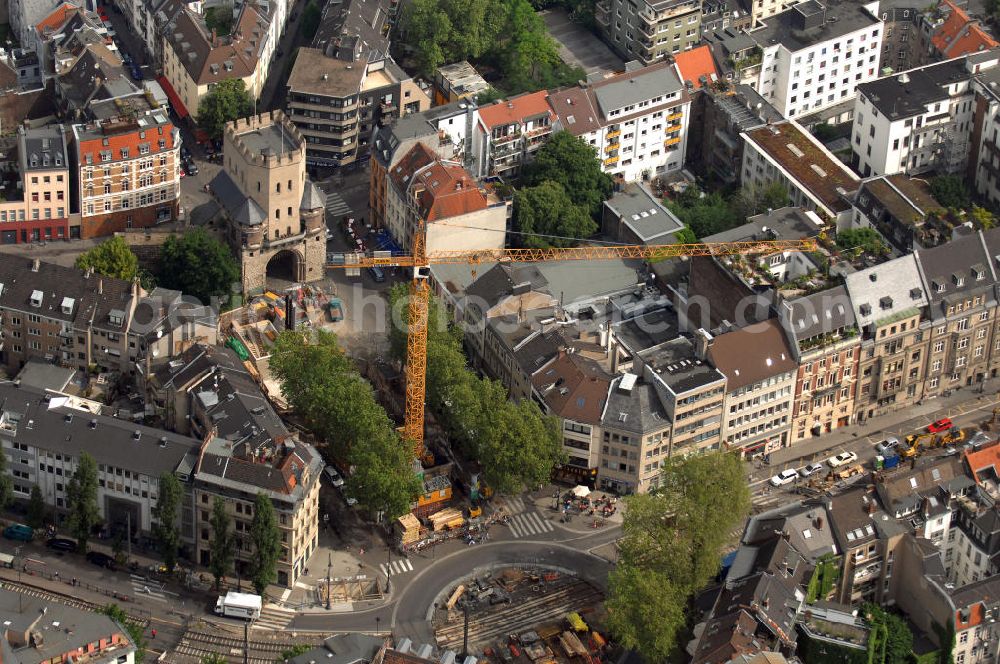 Köln from the bird's eye view: Blick auf den Kreisverkehr an der U-Bahnhaltestelle Chlodwigplatz. Hier treffen sich Karolingerring, Ubierring und Bonner Straße. Mit auf dem Bild ist die Severinstorburg, benannt nach der Pfarrei St. Severinus. Die Severinstorburg ist eine von vier erhalten gebliebenen Stadttorburgen der mittelalterlichen Stadtmauer von Köln und das Wahrzeichen des Severinsviertels in Köln und ein exzellentes Beispiel mittelalterlicher Befestigungsbaukunst. Die Baustelle im Vordergrund gehört zum U-Bahnbau. Die Bauaufsicht wurde im August 2009 der KVB entzogen und an die Düsseldorfer Ingenieurgesellschaft Spiekemann übergeben, nachdem im März 2009 in Folge des U-Bahnbaus das Kölner Stadtarchiv eingestürzt war.