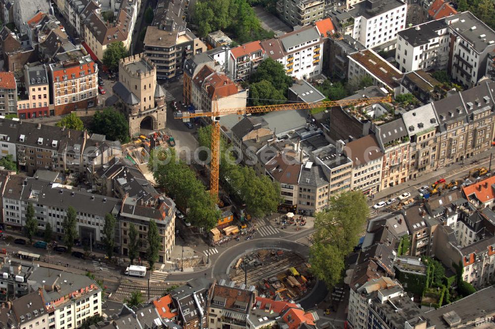 Aerial image Köln - Blick auf den Kreisverkehr an der U-Bahnhaltestelle Chlodwigplatz. Hier treffen sich Karolingerring, Ubierring und Bonner Straße. Mit auf dem Bild ist die Severinstorburg, benannt nach der Pfarrei St. Severinus. Die Severinstorburg ist eine von vier erhalten gebliebenen Stadttorburgen der mittelalterlichen Stadtmauer von Köln und das Wahrzeichen des Severinsviertels in Köln und ein exzellentes Beispiel mittelalterlicher Befestigungsbaukunst. Die Baustelle im Vordergrund gehört zum U-Bahnbau. Die Bauaufsicht wurde im August 2009 der KVB entzogen und an die Düsseldorfer Ingenieurgesellschaft Spiekemann übergeben, nachdem im März 2009 in Folge des U-Bahnbaus das Kölner Stadtarchiv eingestürzt war.