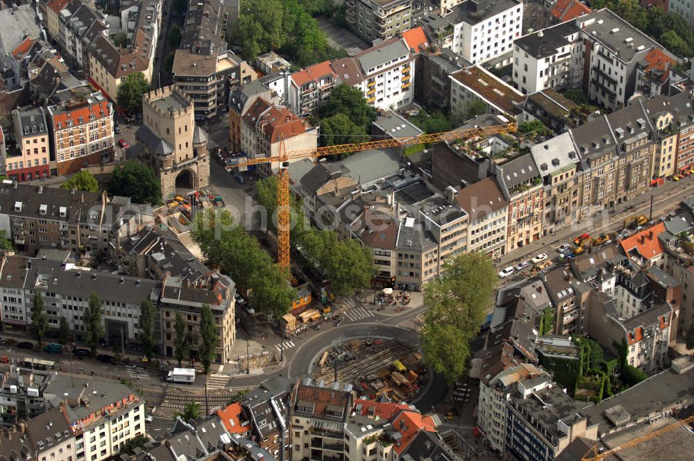 Aerial photograph Köln - Blick auf den Kreisverkehr an der U-Bahnhaltestelle Chlodwigplatz. Hier treffen sich Karolingerring, Ubierring und Bonner Straße. Mit auf dem Bild ist die Severinstorburg, benannt nach der Pfarrei St. Severinus. Die Severinstorburg ist eine von vier erhalten gebliebenen Stadttorburgen der mittelalterlichen Stadtmauer von Köln und das Wahrzeichen des Severinsviertels in Köln und ein exzellentes Beispiel mittelalterlicher Befestigungsbaukunst. Die Baustelle im Vordergrund gehört zum U-Bahnbau. Die Bauaufsicht wurde im August 2009 der KVB entzogen und an die Düsseldorfer Ingenieurgesellschaft Spiekemann übergeben, nachdem im März 2009 in Folge des U-Bahnbaus das Kölner Stadtarchiv eingestürzt war.