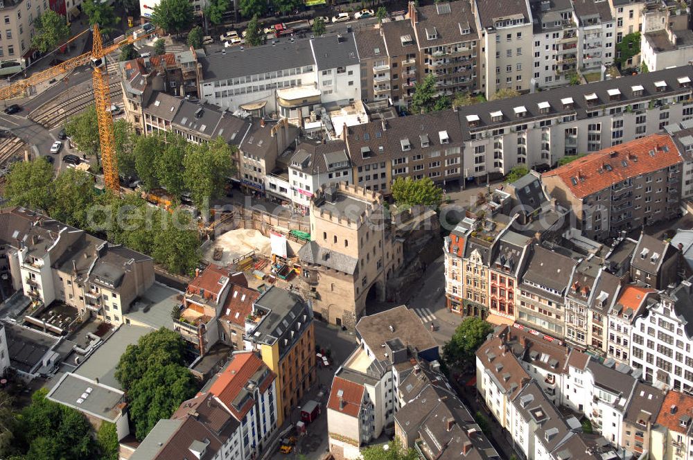 Köln from above - Blick auf den Kreisverkehr an der U-Bahnhaltestelle Chlodwigplatz. Hier treffen sich Karolingerring, Ubierring und Bonner Straße. Mit auf dem Bild ist die Severinstorburg, benannt nach der Pfarrei St. Severinus. Die Severinstorburg ist eine von vier erhalten gebliebenen Stadttorburgen der mittelalterlichen Stadtmauer von Köln und das Wahrzeichen des Severinsviertels in Köln und ein exzellentes Beispiel mittelalterlicher Befestigungsbaukunst. Die Baustelle im Vordergrund gehört zum U-Bahnbau. Die Bauaufsicht wurde im August 2009 der KVB entzogen und an die Düsseldorfer Ingenieurgesellschaft Spiekemann übergeben, nachdem im März 2009 in Folge des U-Bahnbaus das Kölner Stadtarchiv eingestürzt war.