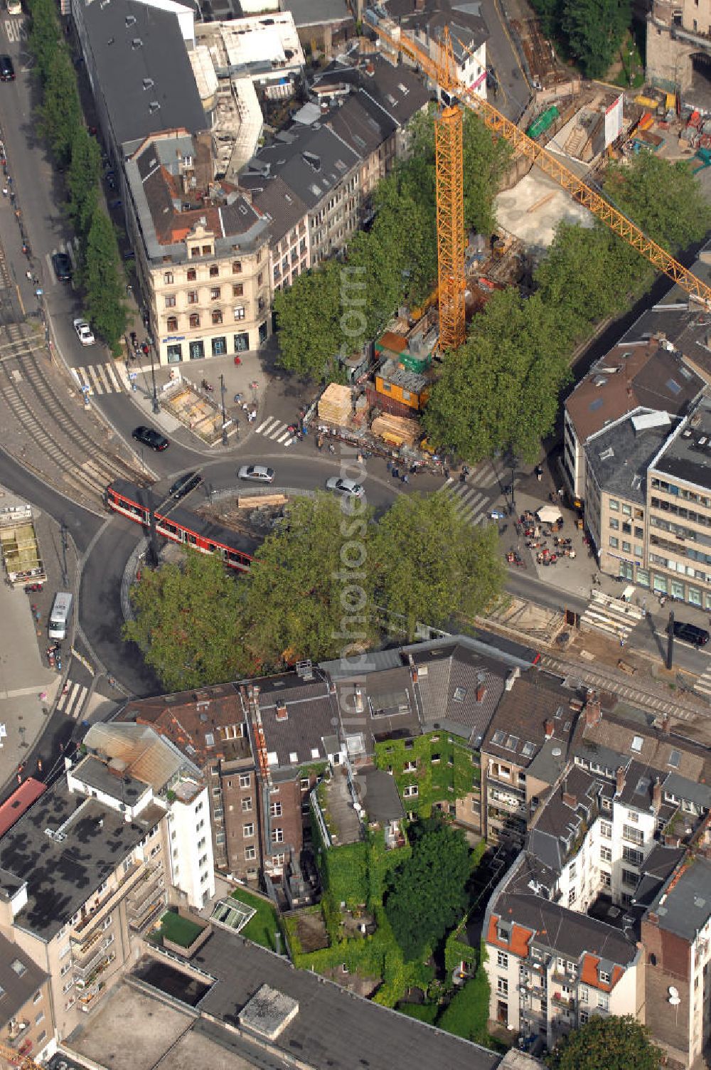 Aerial photograph Köln - Blick auf den Kreisverkehr an der U-Bahnhaltestelle Chlodwigplatz. Hier treffen sich Karolingerring, Ubierring und Bonner Straße. Mit auf dem Bild ist die Severinstorburg, benannt nach der Pfarrei St. Severinus. Die Severinstorburg ist eine von vier erhalten gebliebenen Stadttorburgen der mittelalterlichen Stadtmauer von Köln und das Wahrzeichen des Severinsviertels in Köln und ein exzellentes Beispiel mittelalterlicher Befestigungsbaukunst. Die Baustelle im Vordergrund gehört zum U-Bahnbau. Die Bauaufsicht wurde im August 2009 der KVB entzogen und an die Düsseldorfer Ingenieurgesellschaft Spiekemann übergeben, nachdem im März 2009 in Folge des U-Bahnbaus das Kölner Stadtarchiv eingestürzt war.