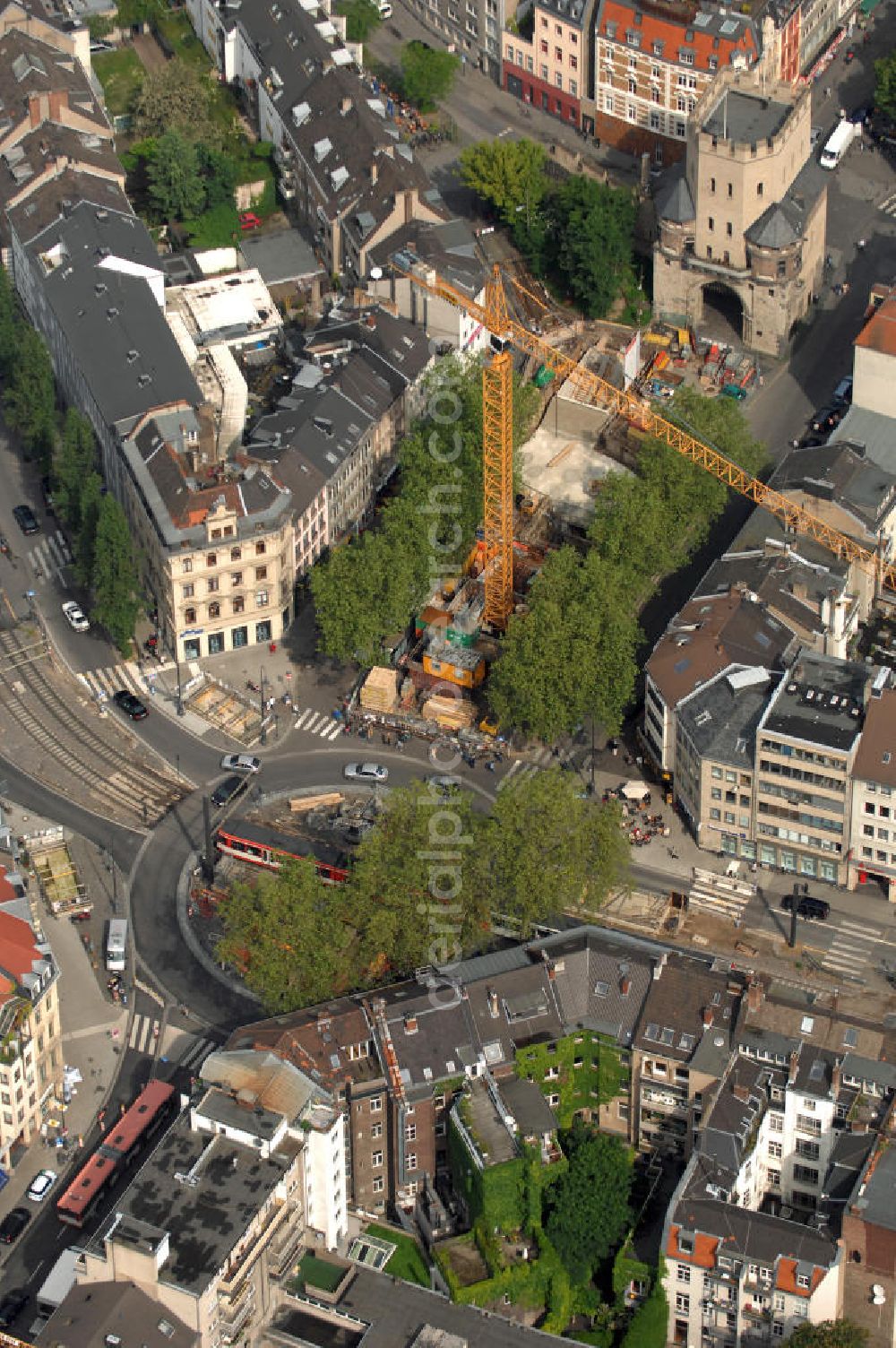 Köln from above - Blick auf den Kreisverkehr an der U-Bahnhaltestelle Chlodwigplatz. Hier treffen sich Karolingerring, Ubierring und Bonner Straße. Mit auf dem Bild ist die Severinstorburg, benannt nach der Pfarrei St. Severinus. Die Severinstorburg ist eine von vier erhalten gebliebenen Stadttorburgen der mittelalterlichen Stadtmauer von Köln und das Wahrzeichen des Severinsviertels in Köln und ein exzellentes Beispiel mittelalterlicher Befestigungsbaukunst. Die Baustelle im Vordergrund gehört zum U-Bahnbau. Die Bauaufsicht wurde im August 2009 der KVB entzogen und an die Düsseldorfer Ingenieurgesellschaft Spiekemann übergeben, nachdem im März 2009 in Folge des U-Bahnbaus das Kölner Stadtarchiv eingestürzt war.