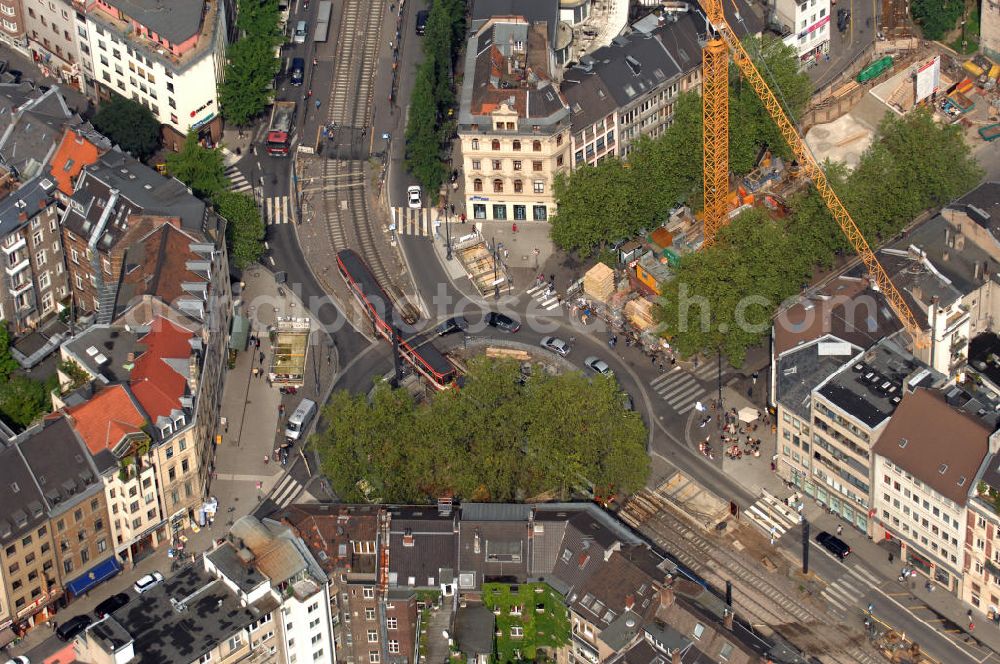 Aerial photograph Köln - Blick auf den Kreisverkehr an der U-Bahnhaltestelle Chlodwigplatz. Hier treffen sich Karolingerring, Ubierring und Bonner Straße. Mit auf dem Bild ist die Severinstorburg, benannt nach der Pfarrei St. Severinus. Die Severinstorburg ist eine von vier erhalten gebliebenen Stadttorburgen der mittelalterlichen Stadtmauer von Köln und das Wahrzeichen des Severinsviertels in Köln und ein exzellentes Beispiel mittelalterlicher Befestigungsbaukunst. Die Baustelle im Vordergrund gehört zum U-Bahnbau. Die Bauaufsicht wurde im August 2009 der KVB entzogen und an die Düsseldorfer Ingenieurgesellschaft Spiekemann übergeben, nachdem im März 2009 in Folge des U-Bahnbaus das Kölner Stadtarchiv eingestürzt war.