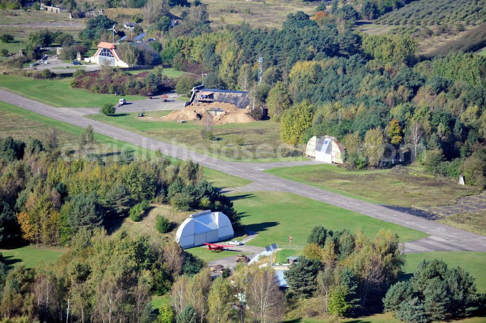 Aerial photograph Werneuchen - Zivile Nutzung / Konversion der alten Shelter / Flugzeughallen am Flugplatz Werneuchen. Der Flugplatz diente seit den 1930er Jahren als Fliegerhorst und wurde danach von der Sowjetarmee als Flugplatz für Jagdbomber genutzt. Civilian use of the facilities of the airfield Werneuchen.