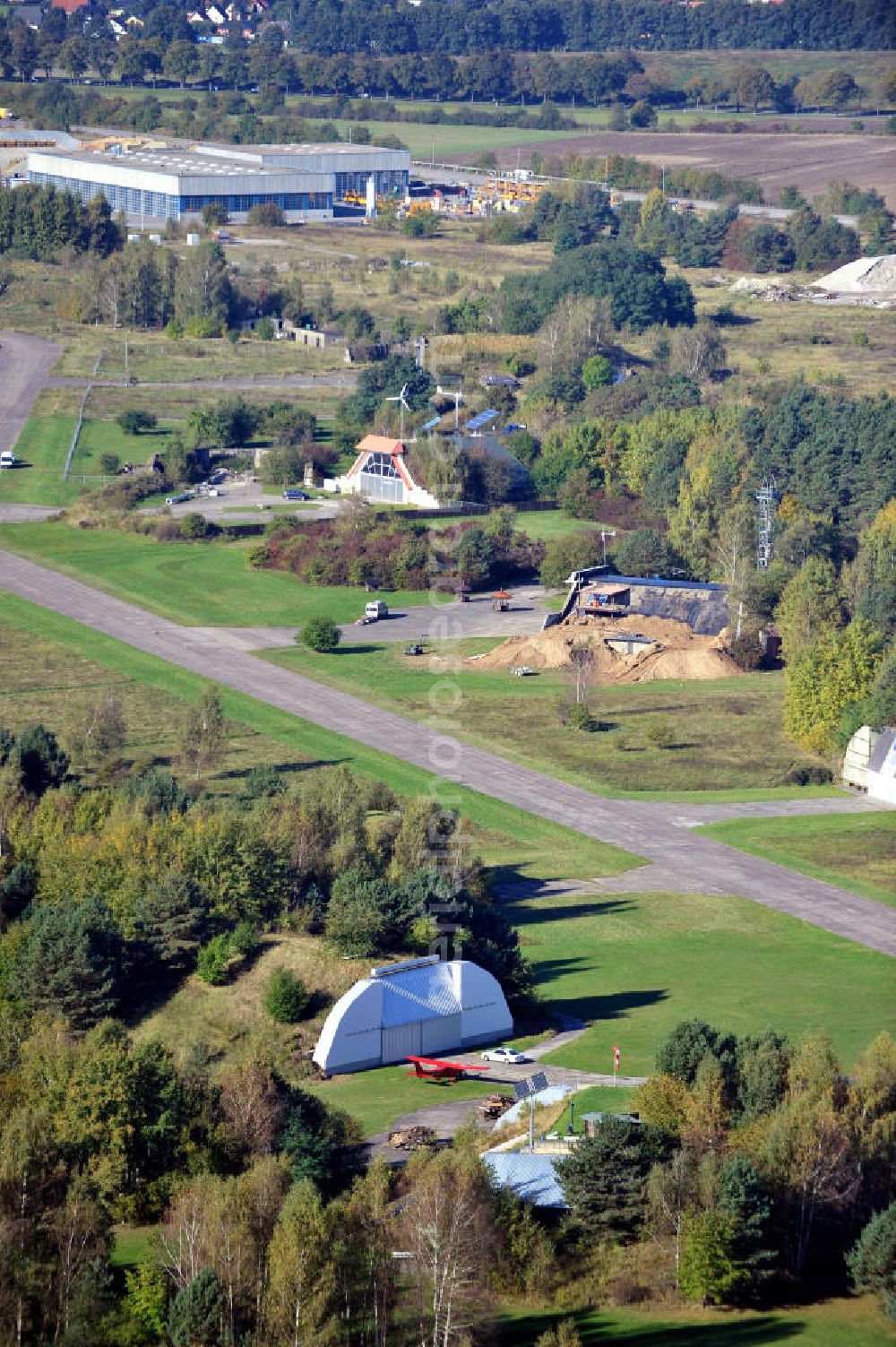 Werneuchen from above - Zivile Nutzung / Konversion der alten Shelter / Flugzeughallen am Flugplatz Werneuchen. Der Flugplatz diente seit den 1930er Jahren als Fliegerhorst und wurde danach von der Sowjetarmee als Flugplatz für Jagdbomber genutzt. Civilian use of the facilities of the airfield Werneuchen.