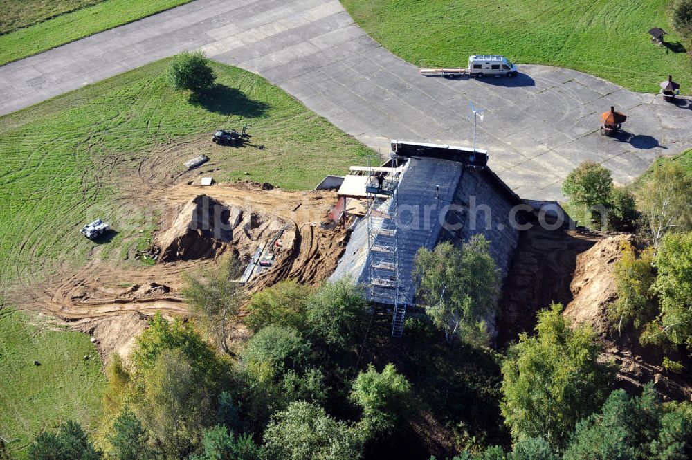 Aerial image Werneuchen - Zivile Nutzung / Konversion der alten Shelter / Flugzeughallen am Flugplatz Werneuchen. Der Flugplatz diente seit den 1930er Jahren als Fliegerhorst und wurde danach von der Sowjetarmee als Flugplatz für Jagdbomber genutzt. Civilian use of the facilities of the airfield Werneuchen.