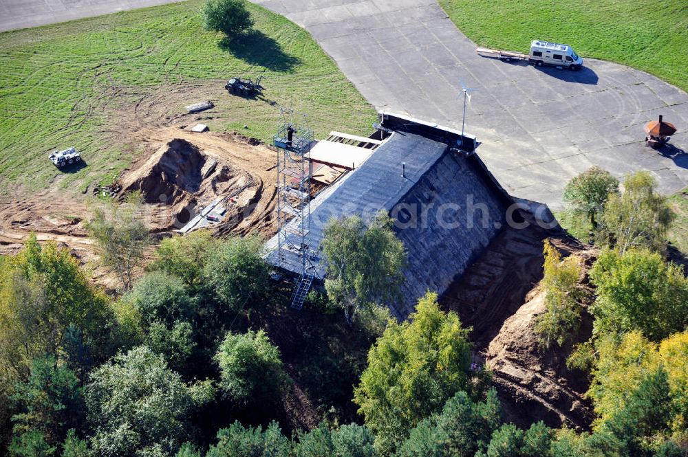 Aerial photograph Werneuchen - Zivile Nutzung / Konversion der alten Shelter / Flugzeughallen am Flugplatz Werneuchen. Der Flugplatz diente seit den 1930er Jahren als Fliegerhorst und wurde danach von der Sowjetarmee als Flugplatz für Jagdbomber genutzt. Civilian use of the facilities of the airfield Werneuchen.