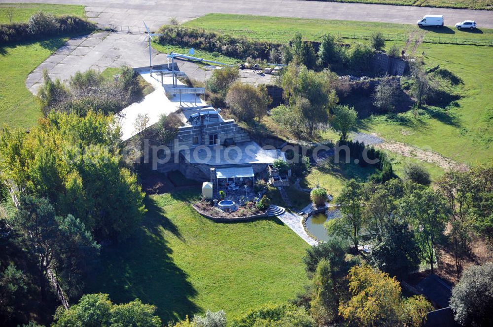 Werneuchen from above - Zivile Nutzung / Konversion der alten Shelter / Flugzeughallen am Flugplatz Werneuchen. Der Flugplatz diente seit den 1930er Jahren als Fliegerhorst und wurde danach von der Sowjetarmee als Flugplatz für Jagdbomber genutzt. Civilian use of the facilities of the airfield Werneuchen.