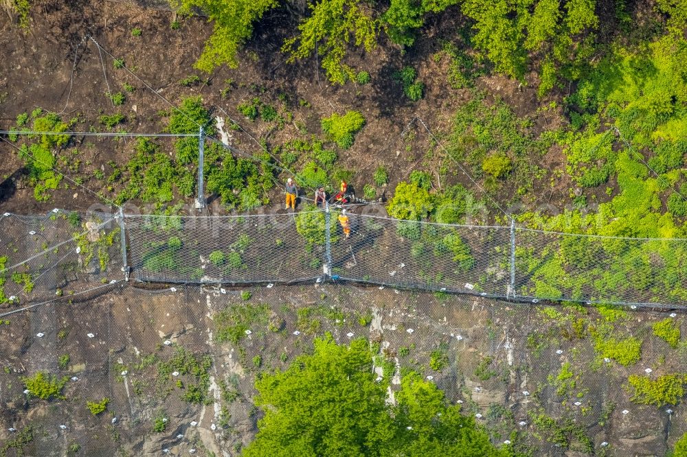 Wetter (Ruhr) from the bird's eye view: Securing work for the renewal of the safety fences and construction work on the closed cycle path and hiking trail on the Harkortsee on the rock massif and mountain landscape along the Kaiserstrasse - Strandweg in Wetter (Ruhr) in the state North Rhine-Westphalia, Germany