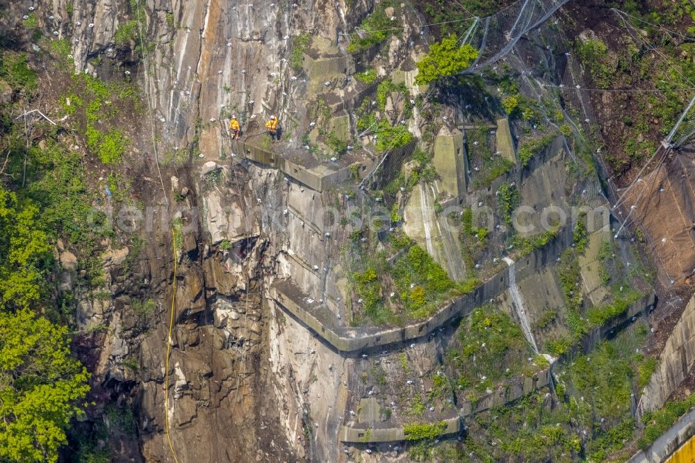 Wetter (Ruhr) from the bird's eye view: Securing work for the renewal of the safety fences and construction work on the closed cycle path and hiking trail on the Harkortsee on the rock massif and mountain landscape along the Kaiserstrasse - Strandweg in Wetter (Ruhr) in the state North Rhine-Westphalia, Germany