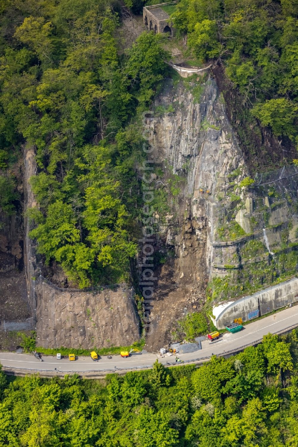 Aerial photograph Wetter (Ruhr) - Securing work for the renewal of the safety fences and construction work on the closed cycle path and hiking trail on the Harkortsee on the rock massif and mountain landscape along the Kaiserstrasse - Strandweg in Wetter (Ruhr) in the state North Rhine-Westphalia, Germany